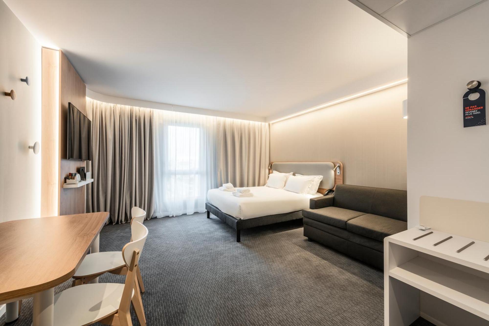 Suite Lit Queen-Size avec Canapé-Lit et Kitchenette - Vue sur Ville