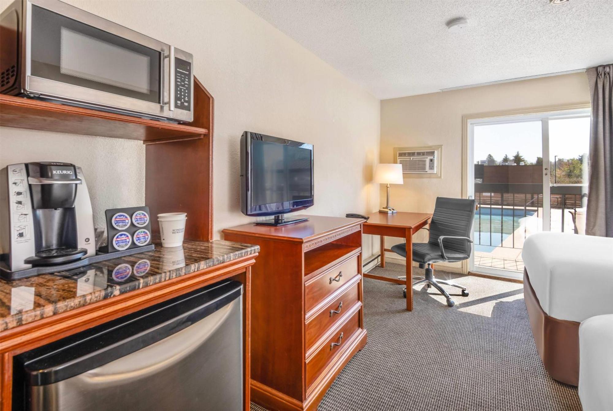 Queen Room Two Queen Beds Pool View Non-Smoking