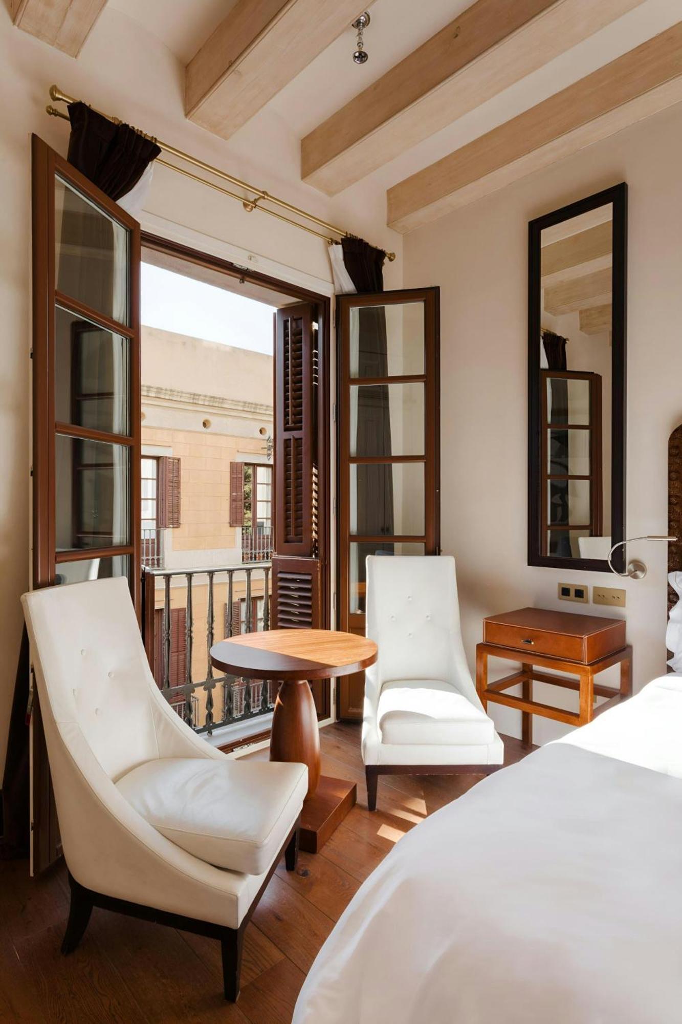Habitación con cama extragrande y vistas a la calle