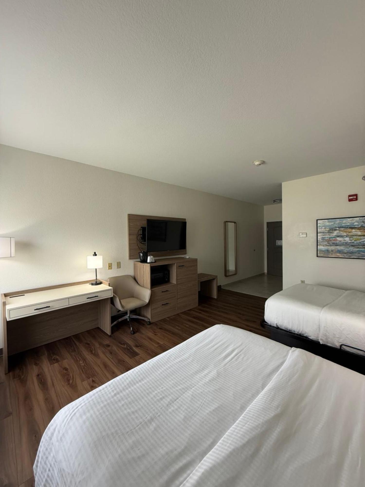 Queen Room with Two Queen Beds and Bath Tub - Mobility Accessible/Non-Smoking