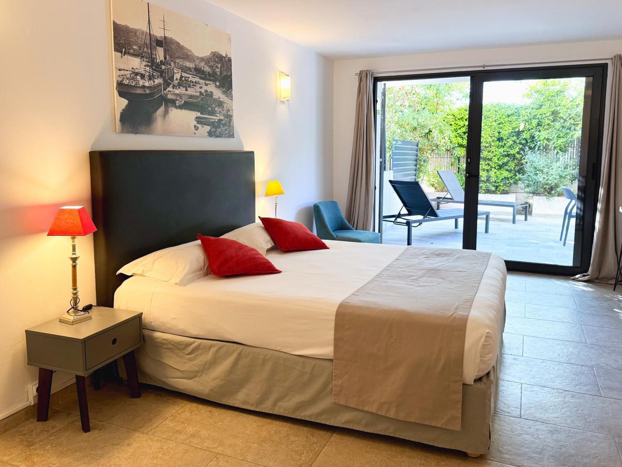 Comfort Queen Room with Sofa Bed - Non-Smoking/Garden Level