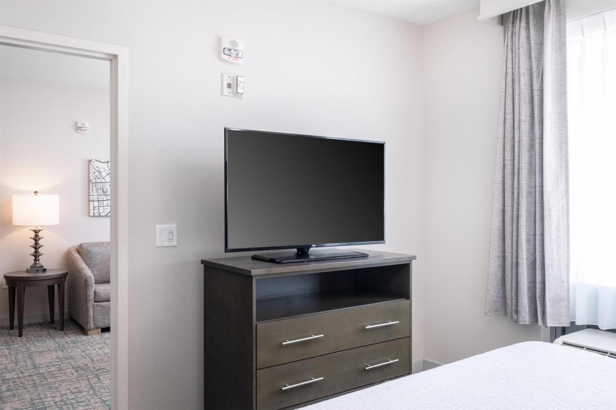 King Suite Hearing Access or Non-Smoking