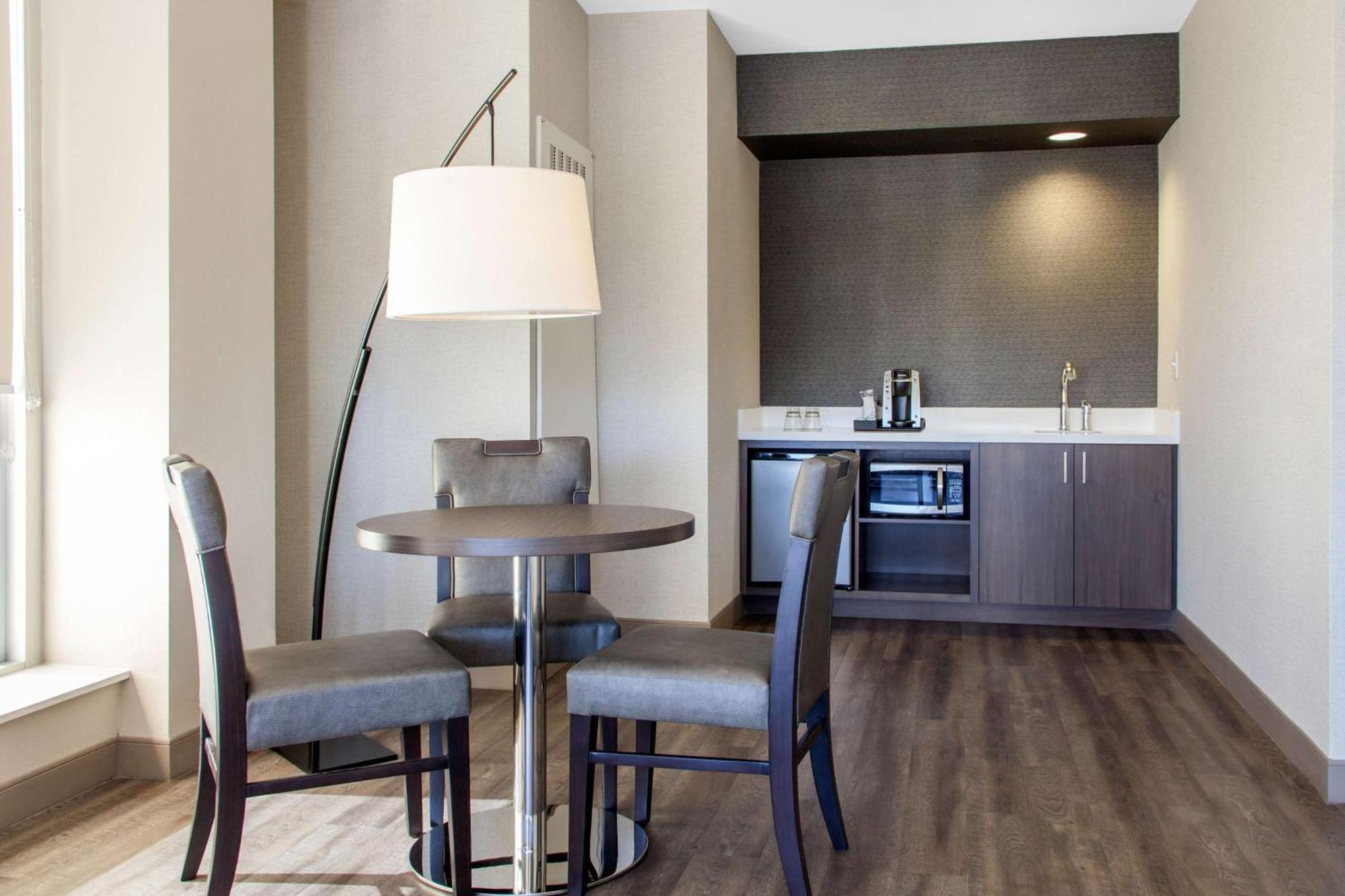 One-Bedroom Corner King Suite