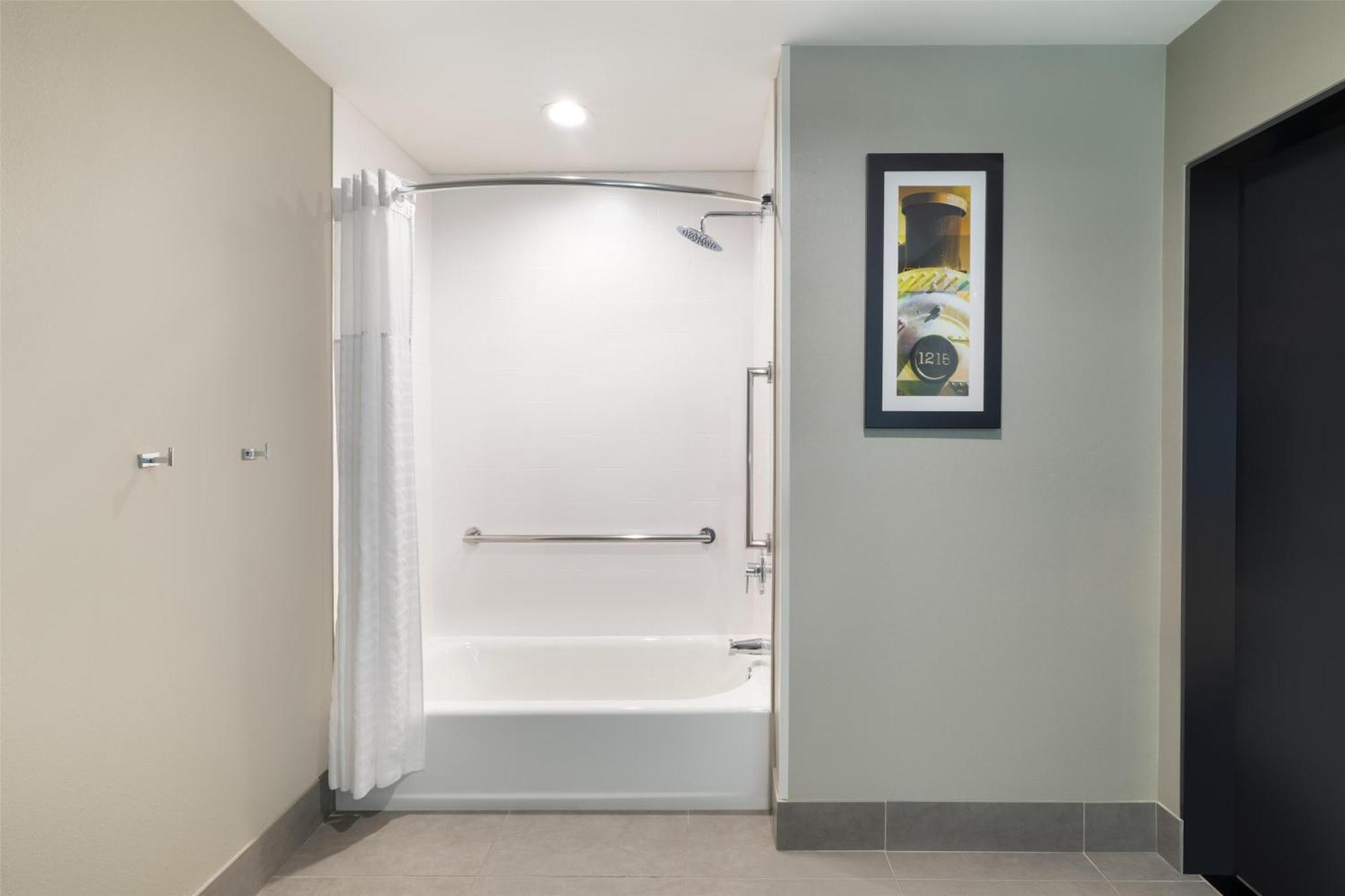 Queen Room with Two Queen Beds and Bath Tub - Disability Access