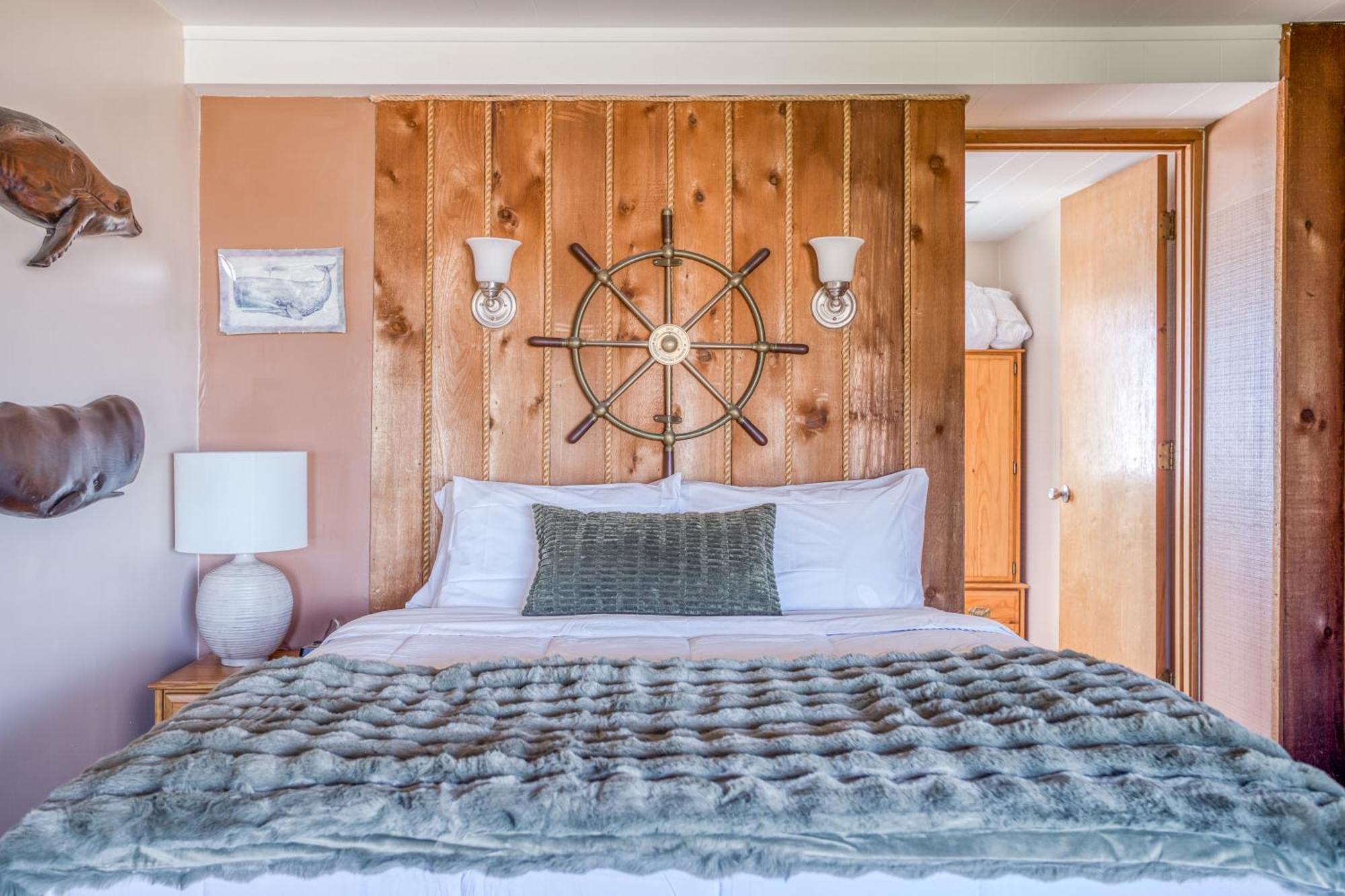 Whaler Queen Room