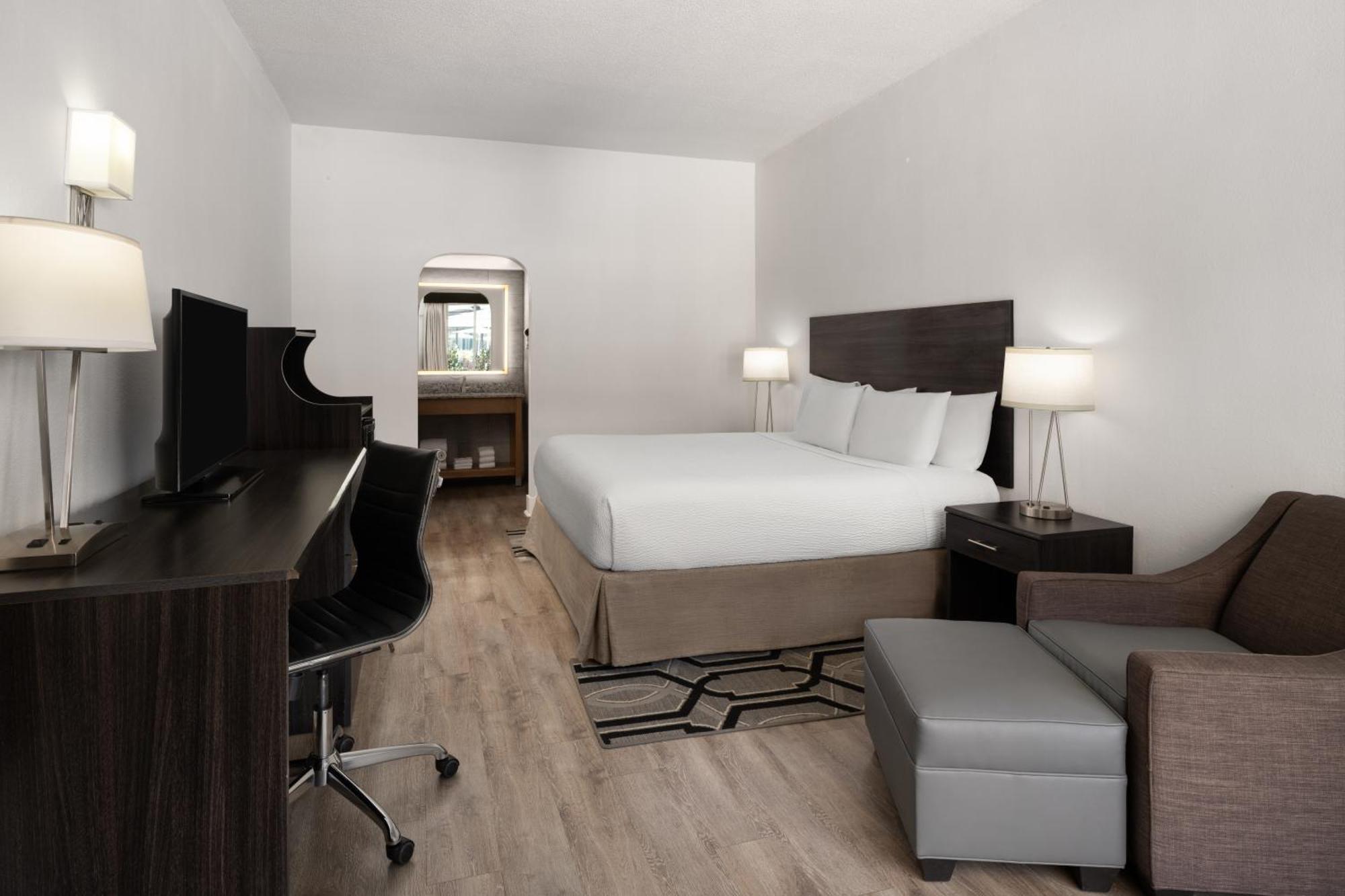 Accessible King Suite with ADA Tub and Sofabed - Non Smoking