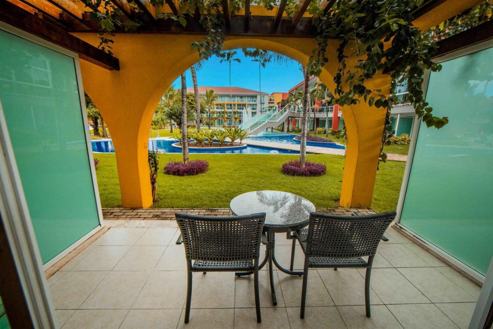 Quarto Luxo com Vista Piscina