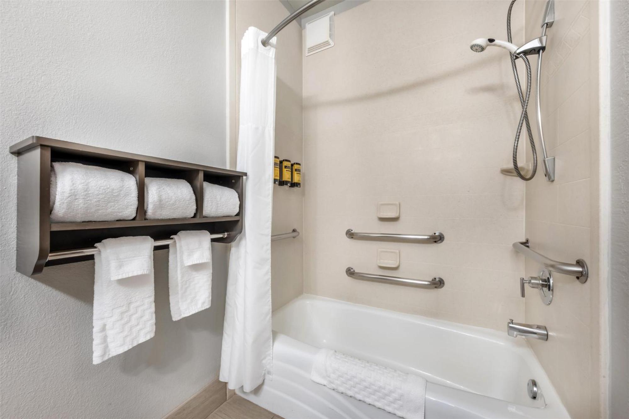 Standard Queen Room with Two Queen Beds and Mobility Accessible Tub