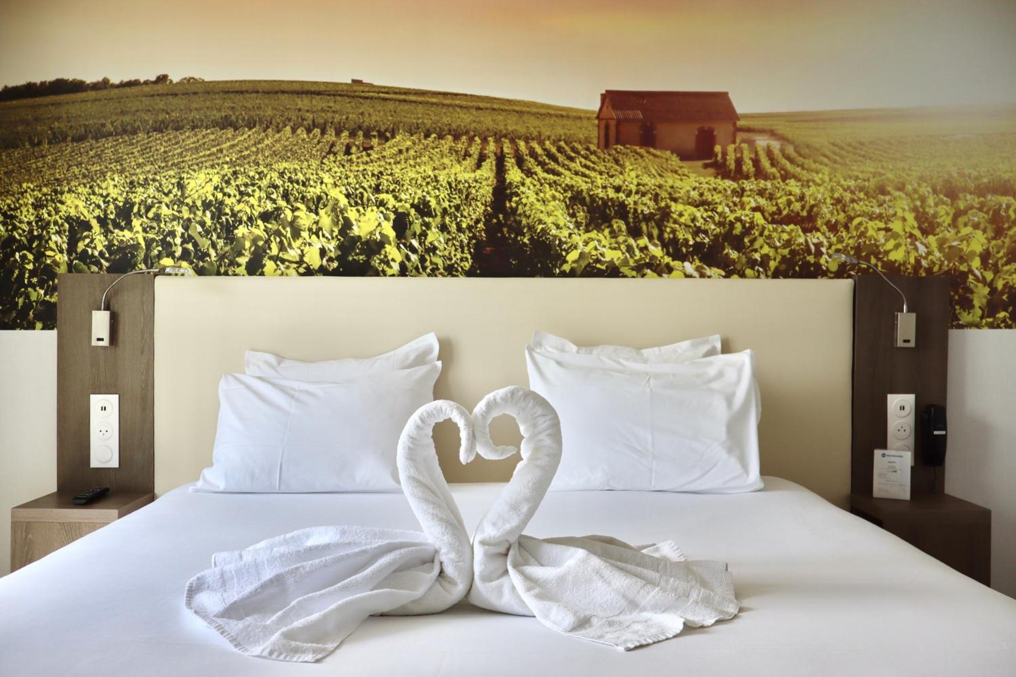 Two-Room Family Suite Two King Beds Spa Bath Valley View or Non-Smoking