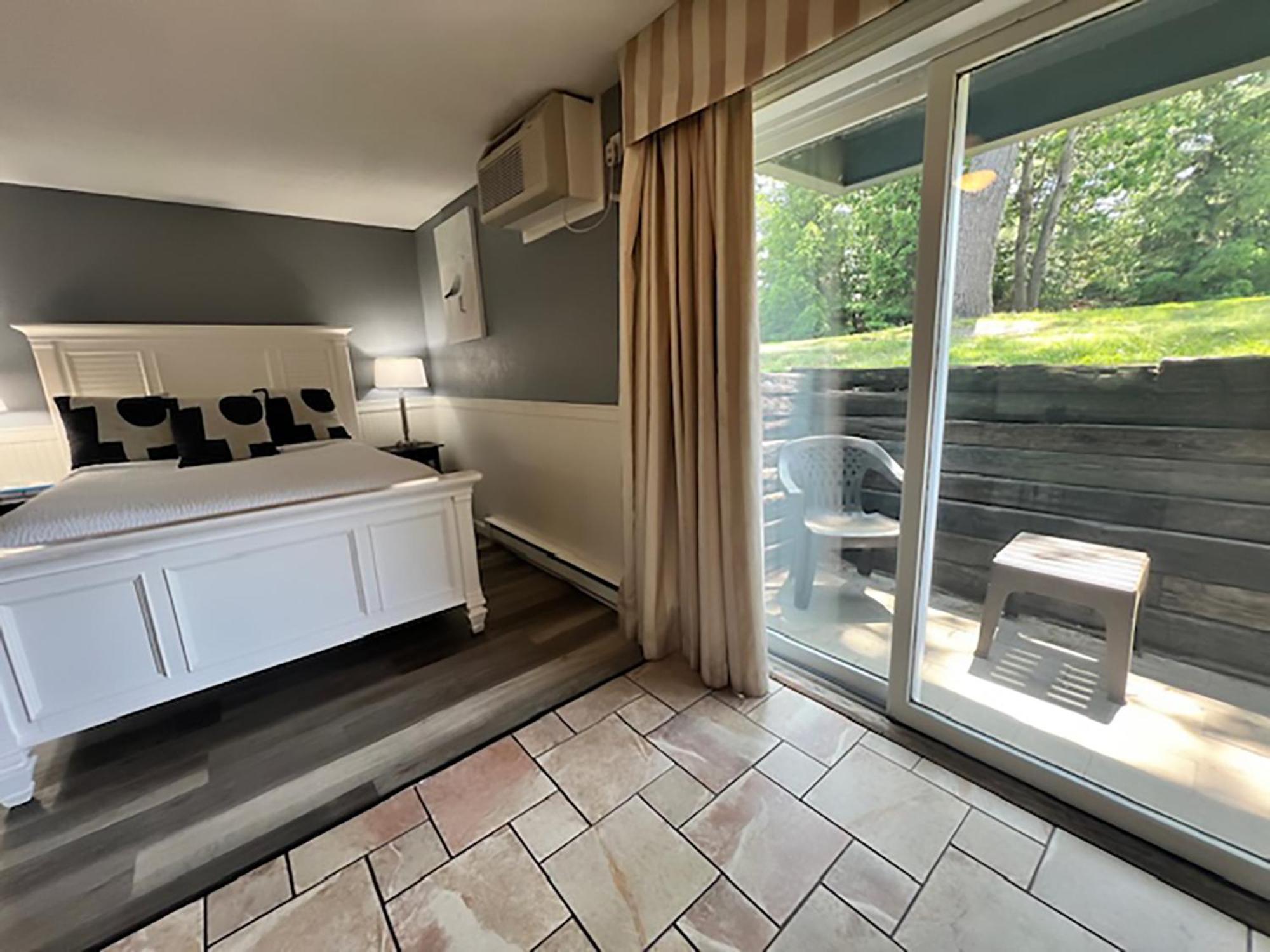 One-Bedroom Studio Kitchenette Patio Non-Smoking