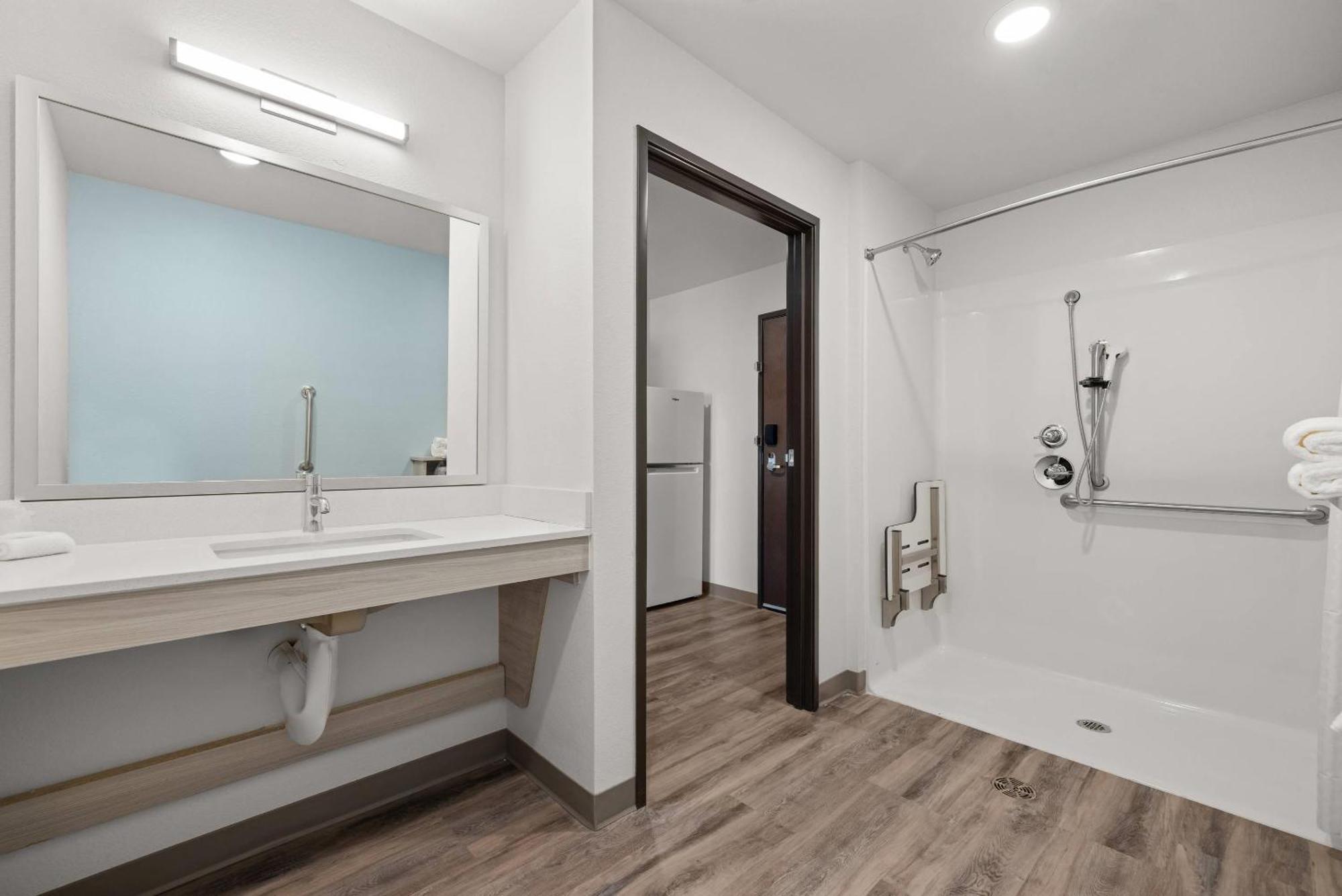 Queen Suite Roll Shower Disability Access or Non Smoking