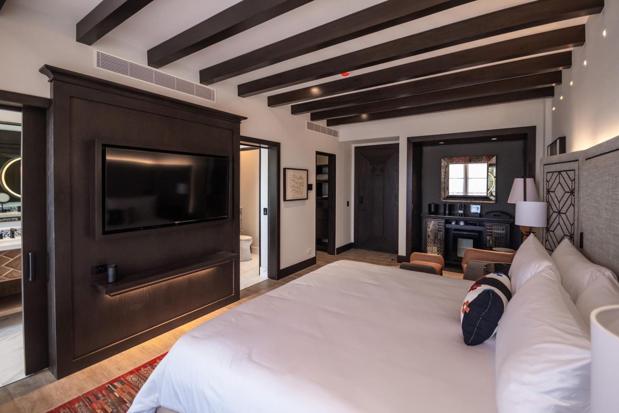 Deluxe Grand Room 1 King Size Bed