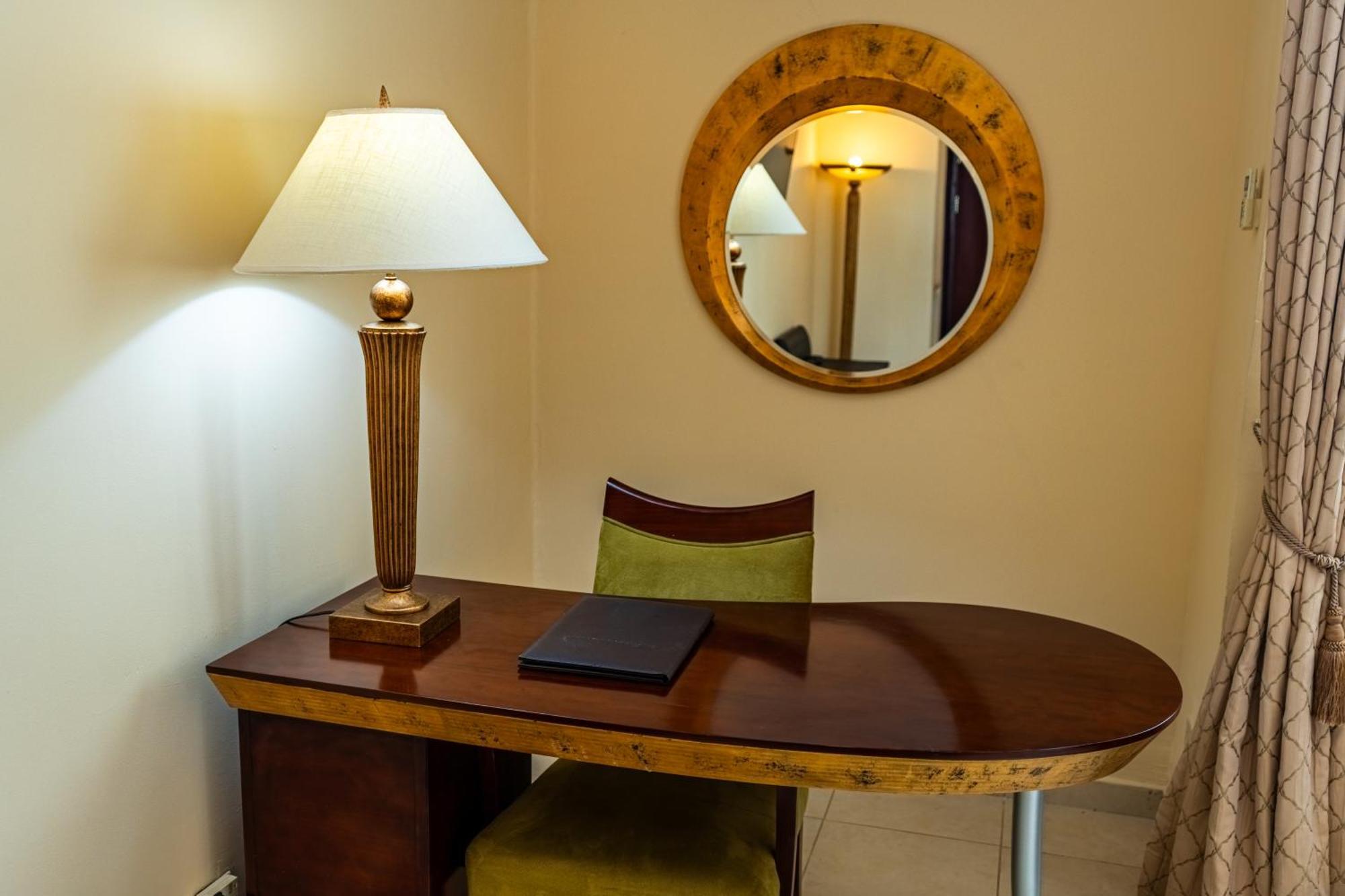 Deluxe Queen Suite