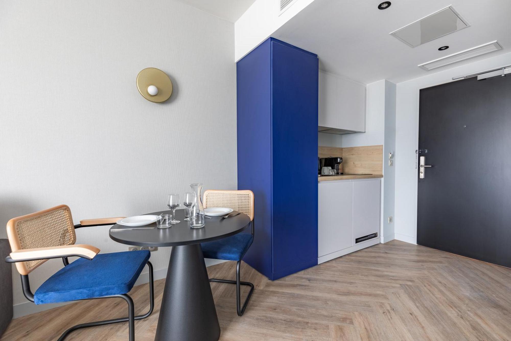 Large Twin Studio
