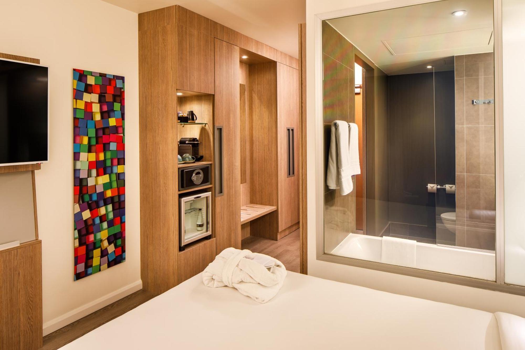 Executive Queen Room One Queen Bed One Double Sofa Bed,1770439476:JPEG