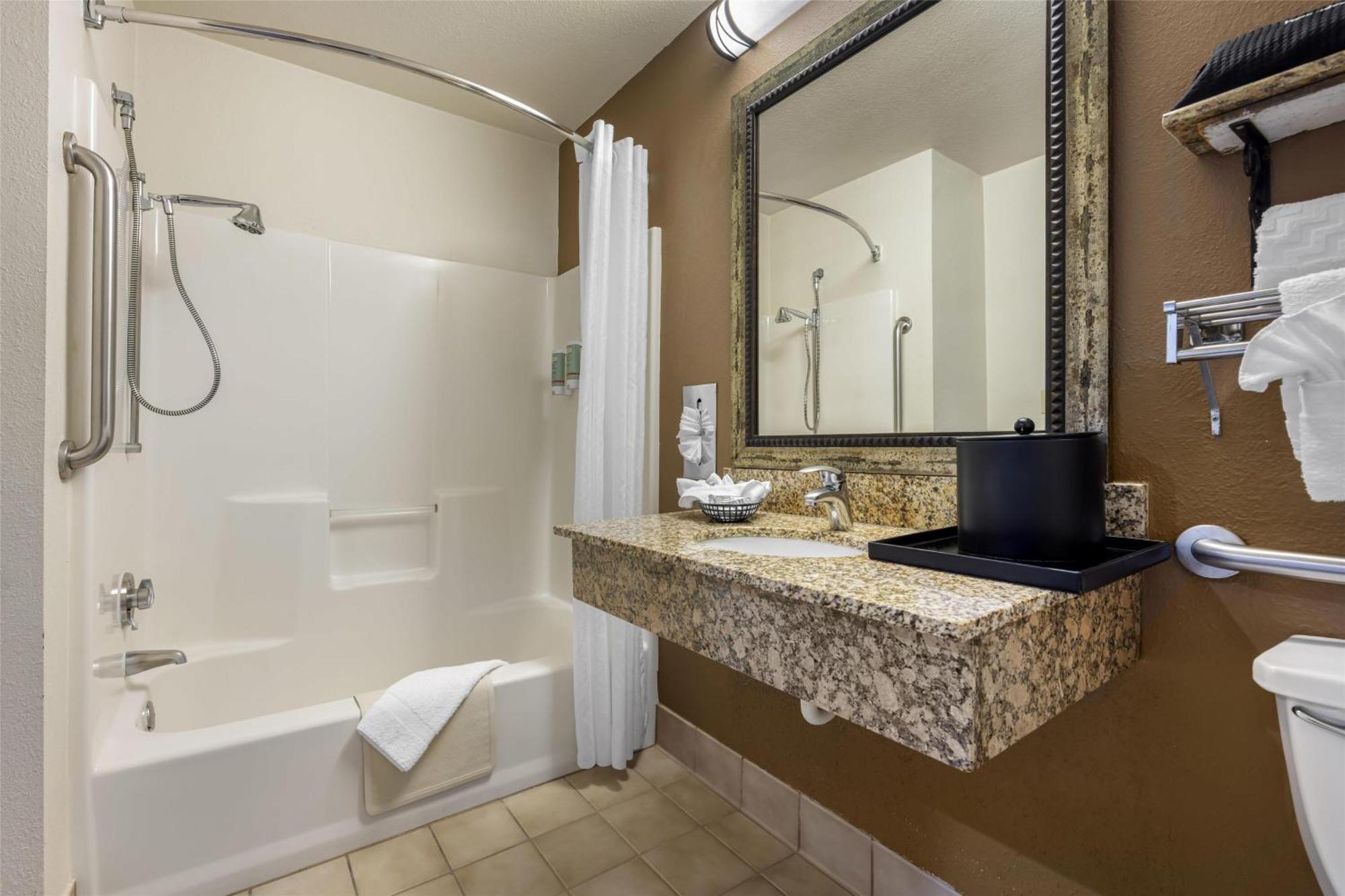Zimmer mit Queensize-Bett - barrierefreie Badewanne