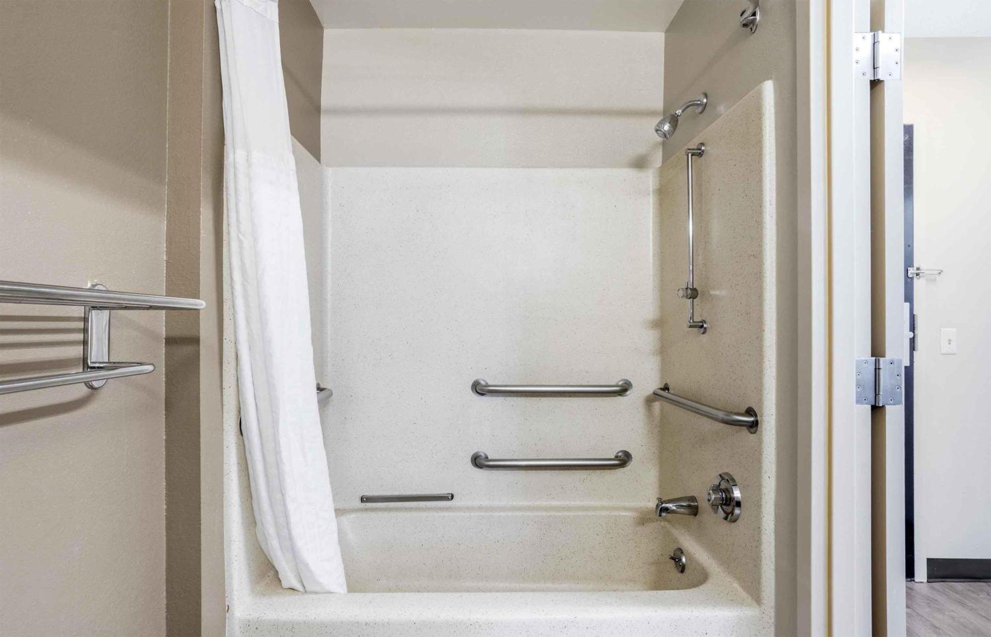 Deluxe Studio Two Queen Beds Disability Access or Non-Smoking