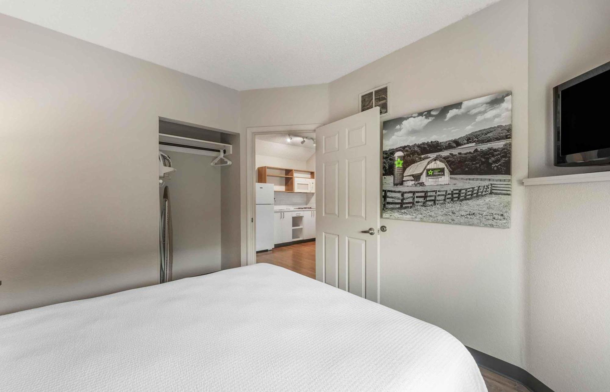 One Bedroom Suite 1 Queen Bed Non-Smoking
