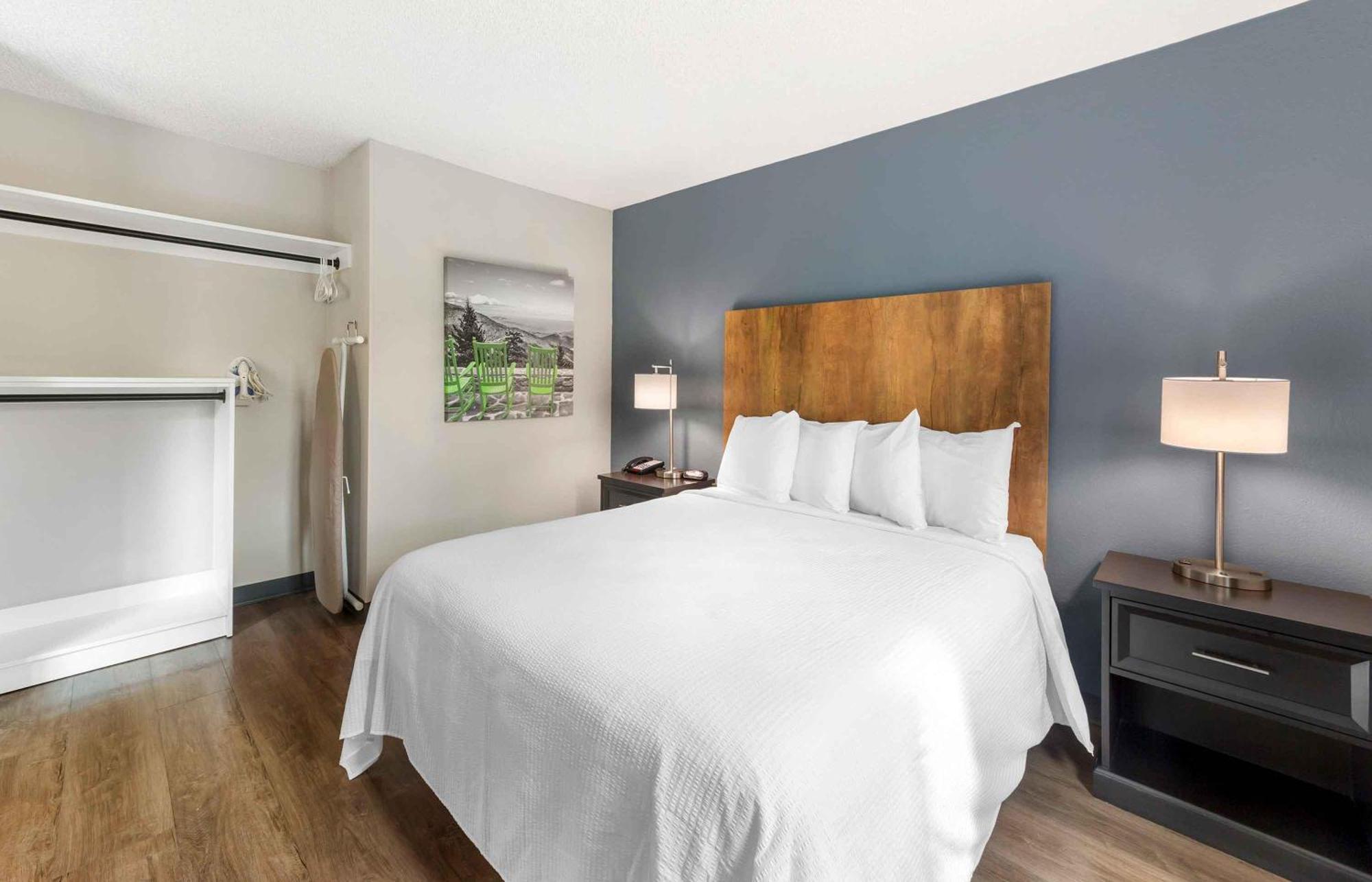Deluxe Studio 1 Queen Bed Non-Smoking