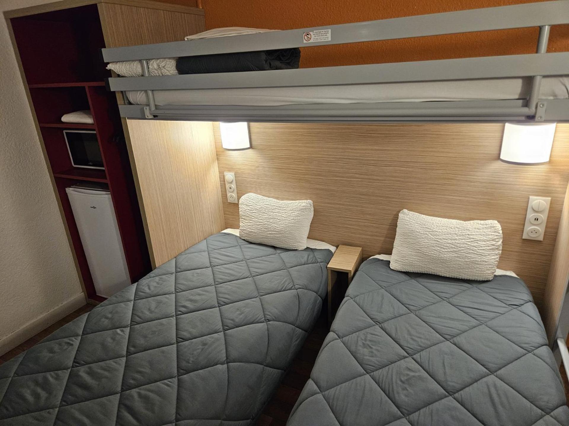 Triple Room 3 Single Bed Shared Separate Bathroom Microwave Minifridge