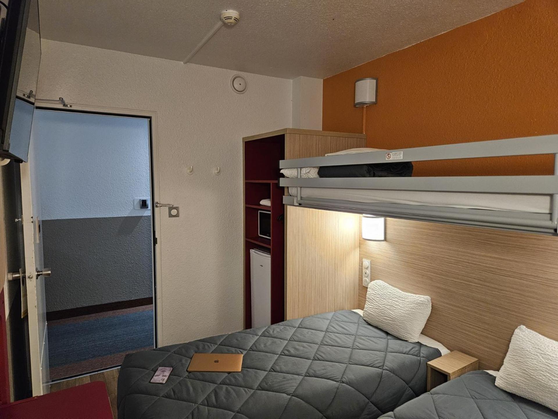 Triple Room 3 Single Bed Shared Separate Bathroom Microwave Minifridge