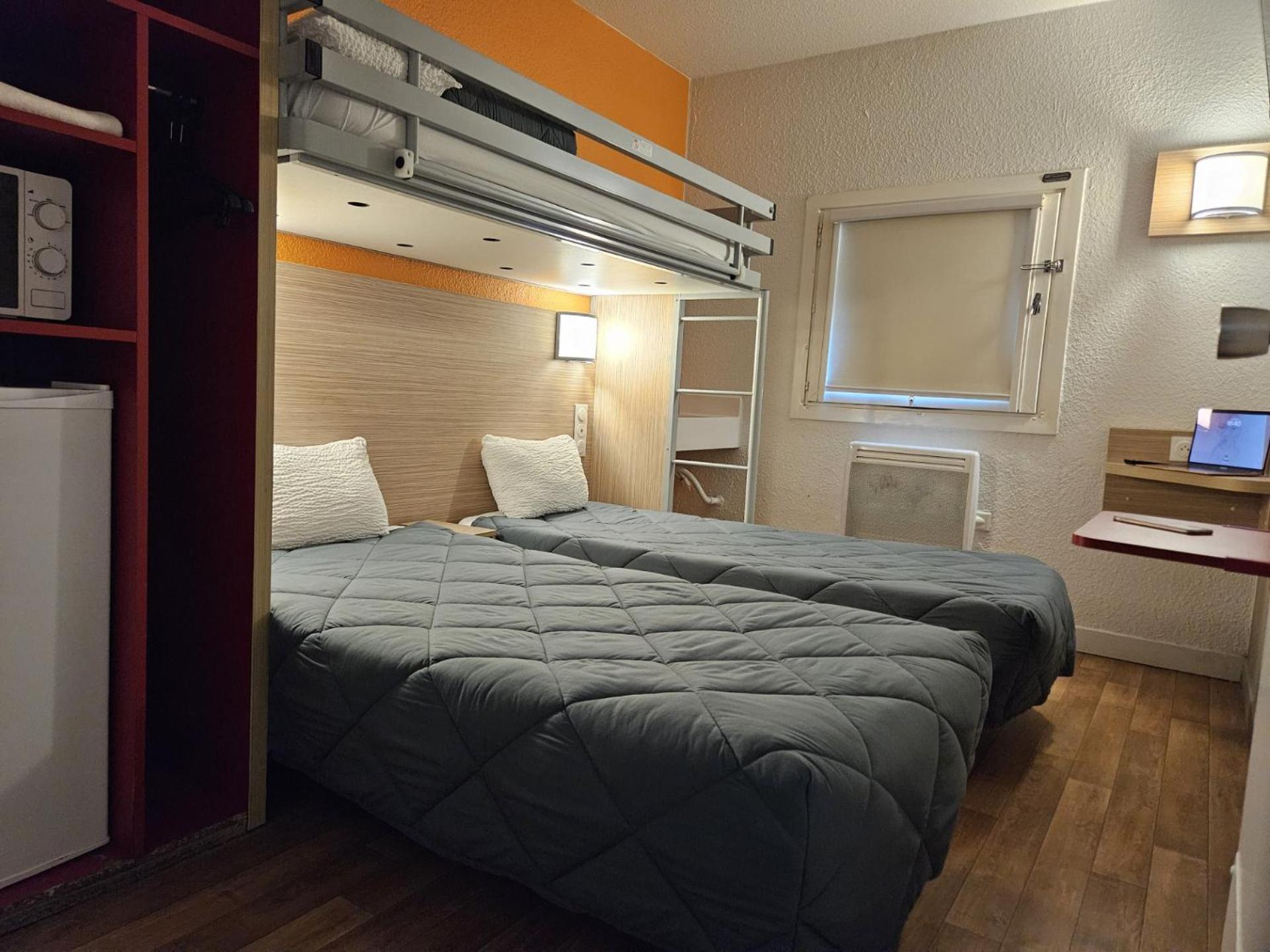 Triple Room 3 Single Bed Shared Separate Bathroom Microwave Minifridge