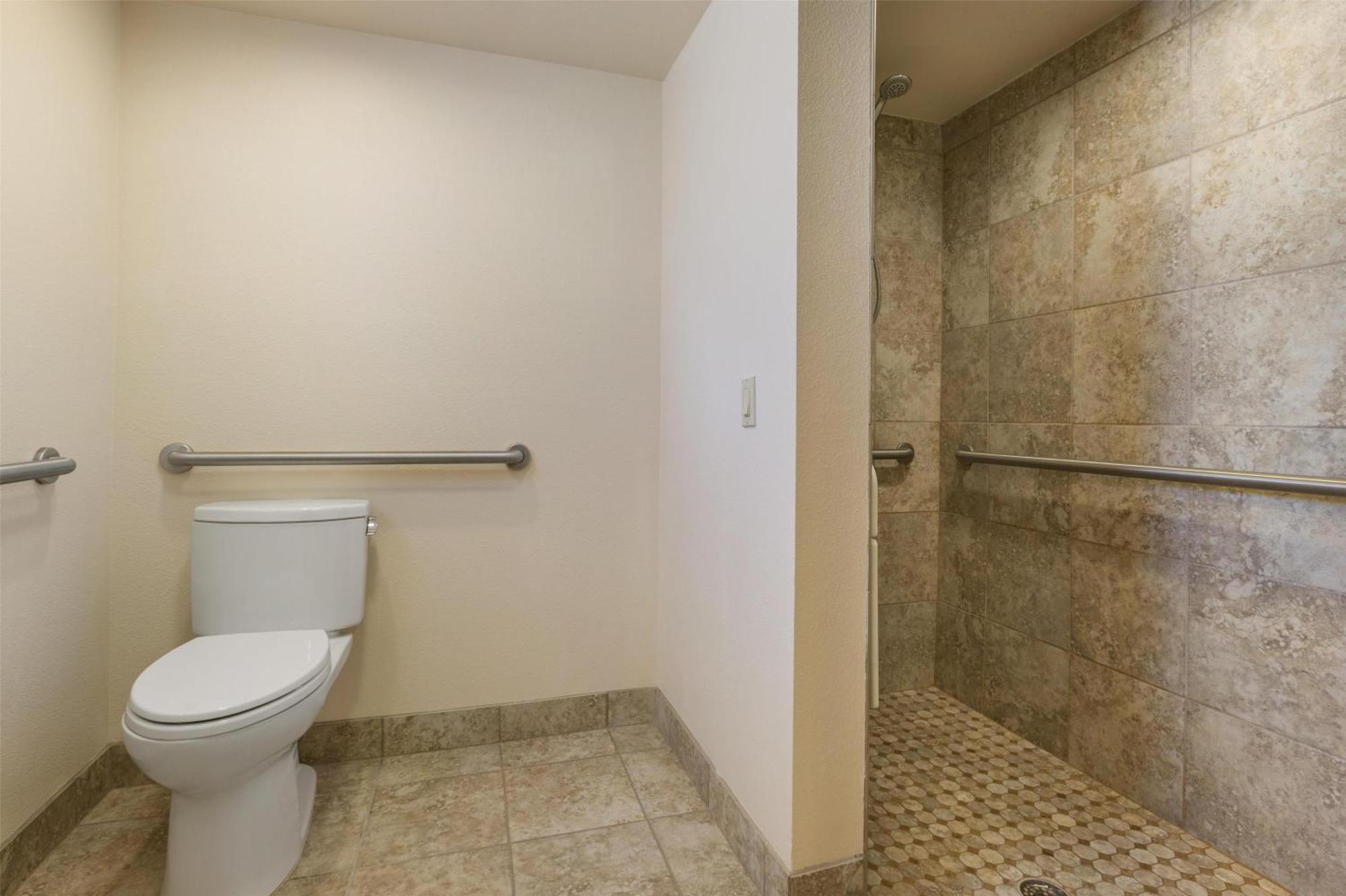 King Room Roll--Shower Disability Access or Non-Smoking