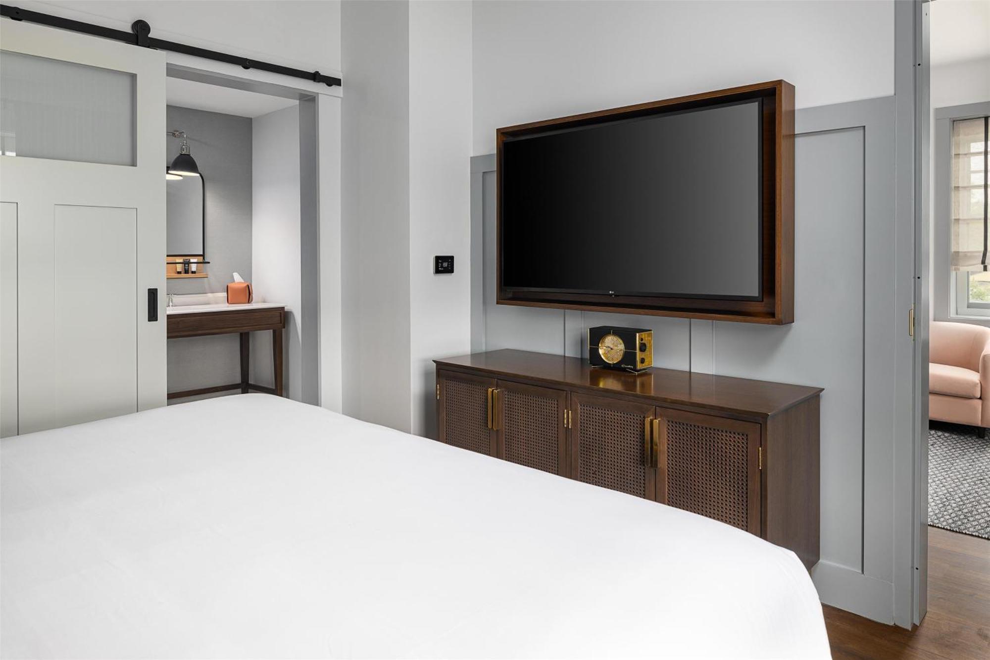 Queen Room Two Queen Beds Tub Mobility Accessible