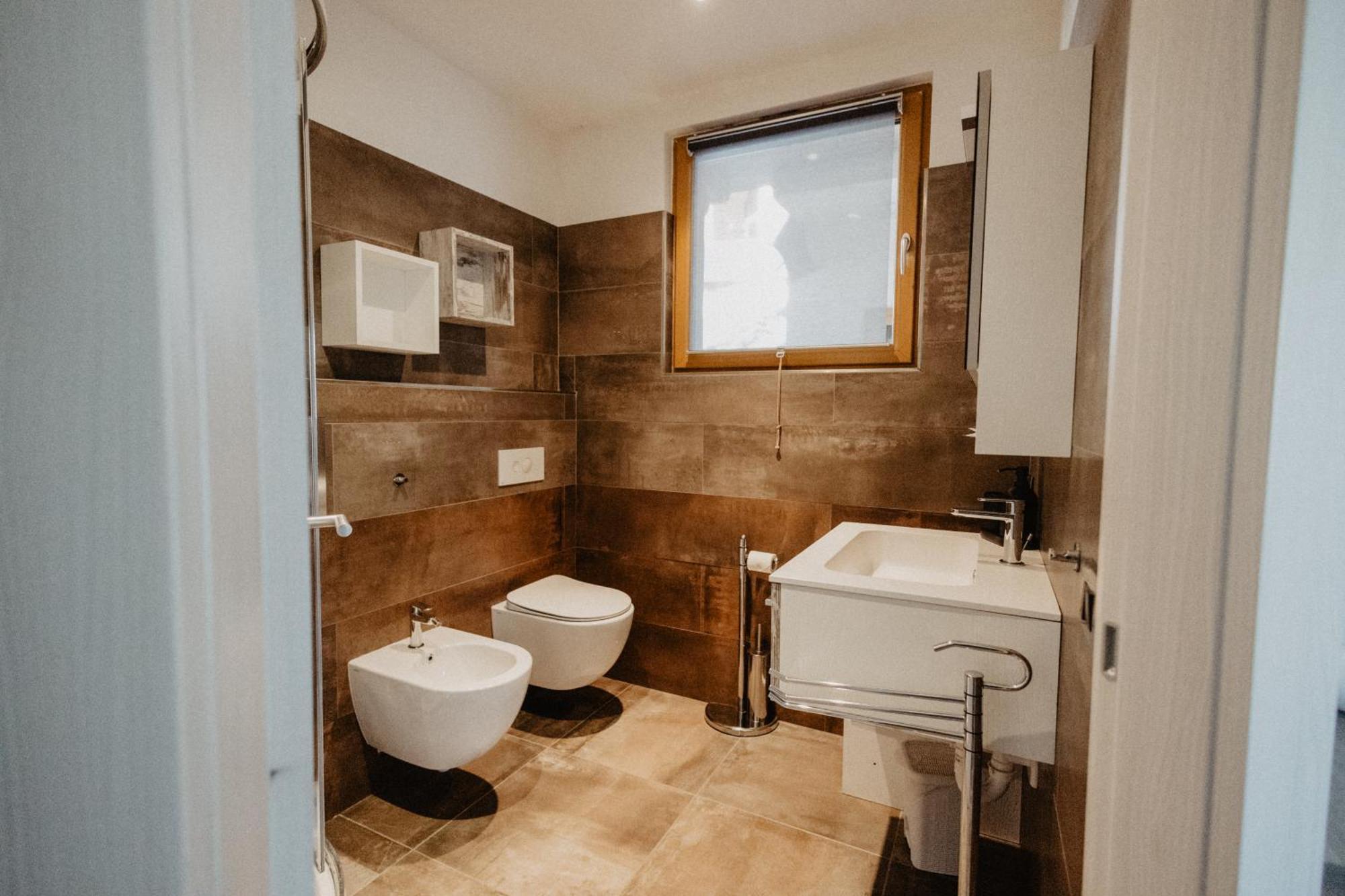 Triple Room Bathroom,1690980464:JPEG