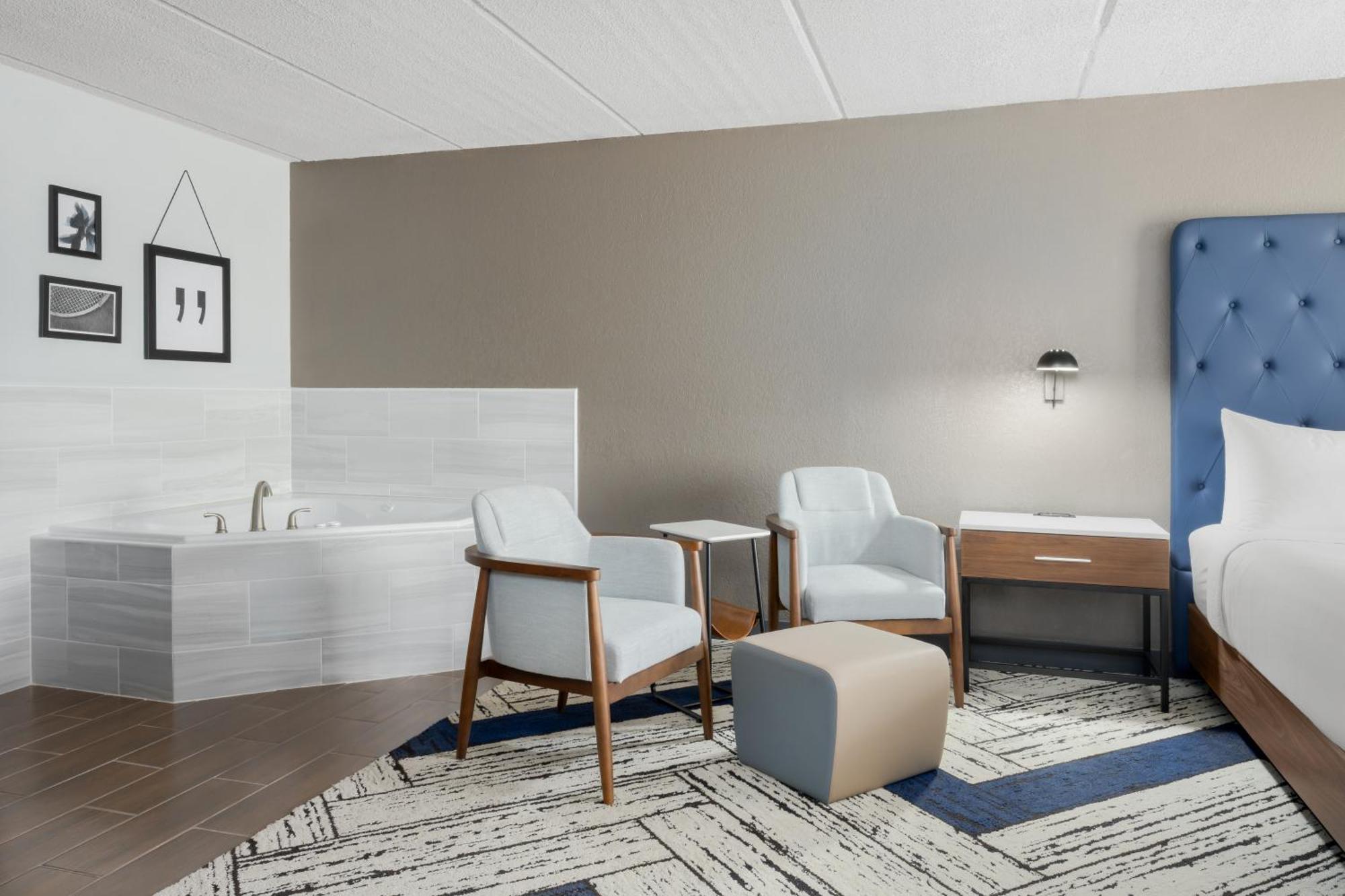 One-Bedroom King Suite with City View and Whirlpool