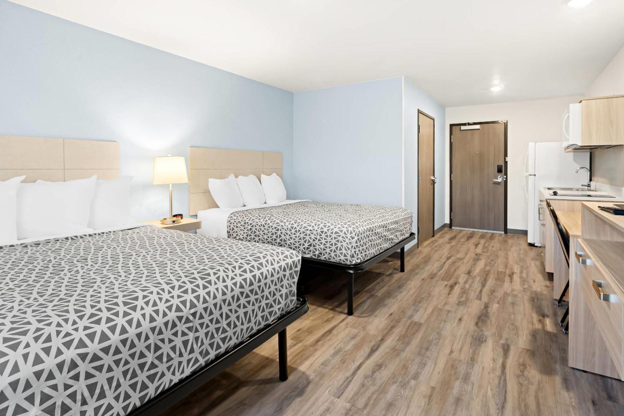 Queen Suite Two Queen Beds Tub Disability Access or Non Smoking
