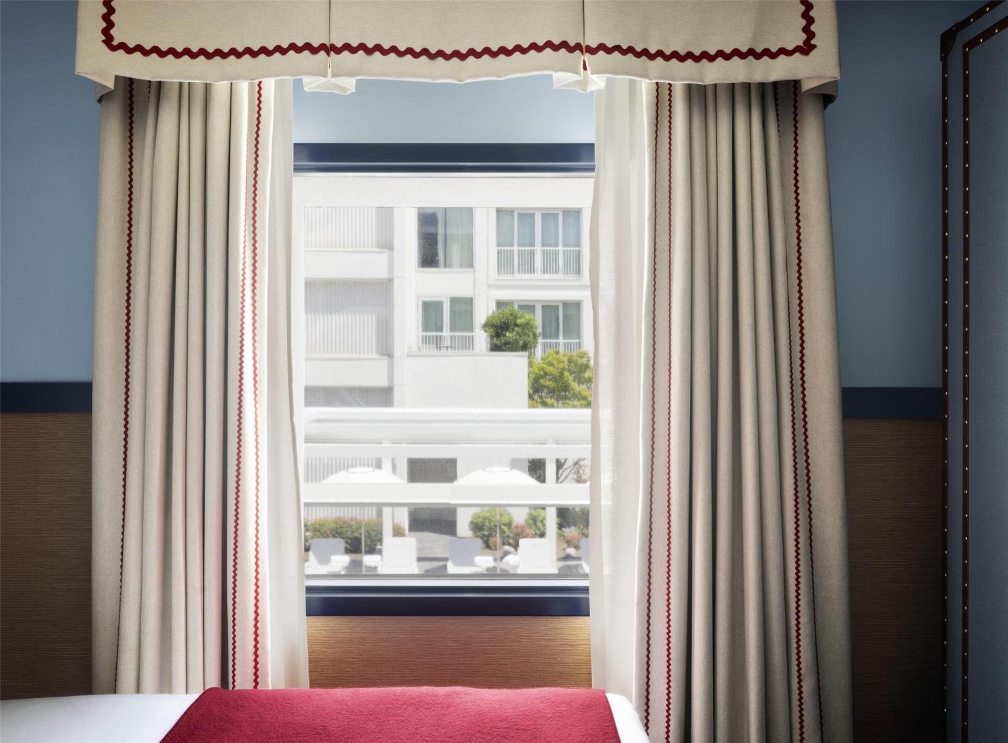 Graduate King Room Pool View