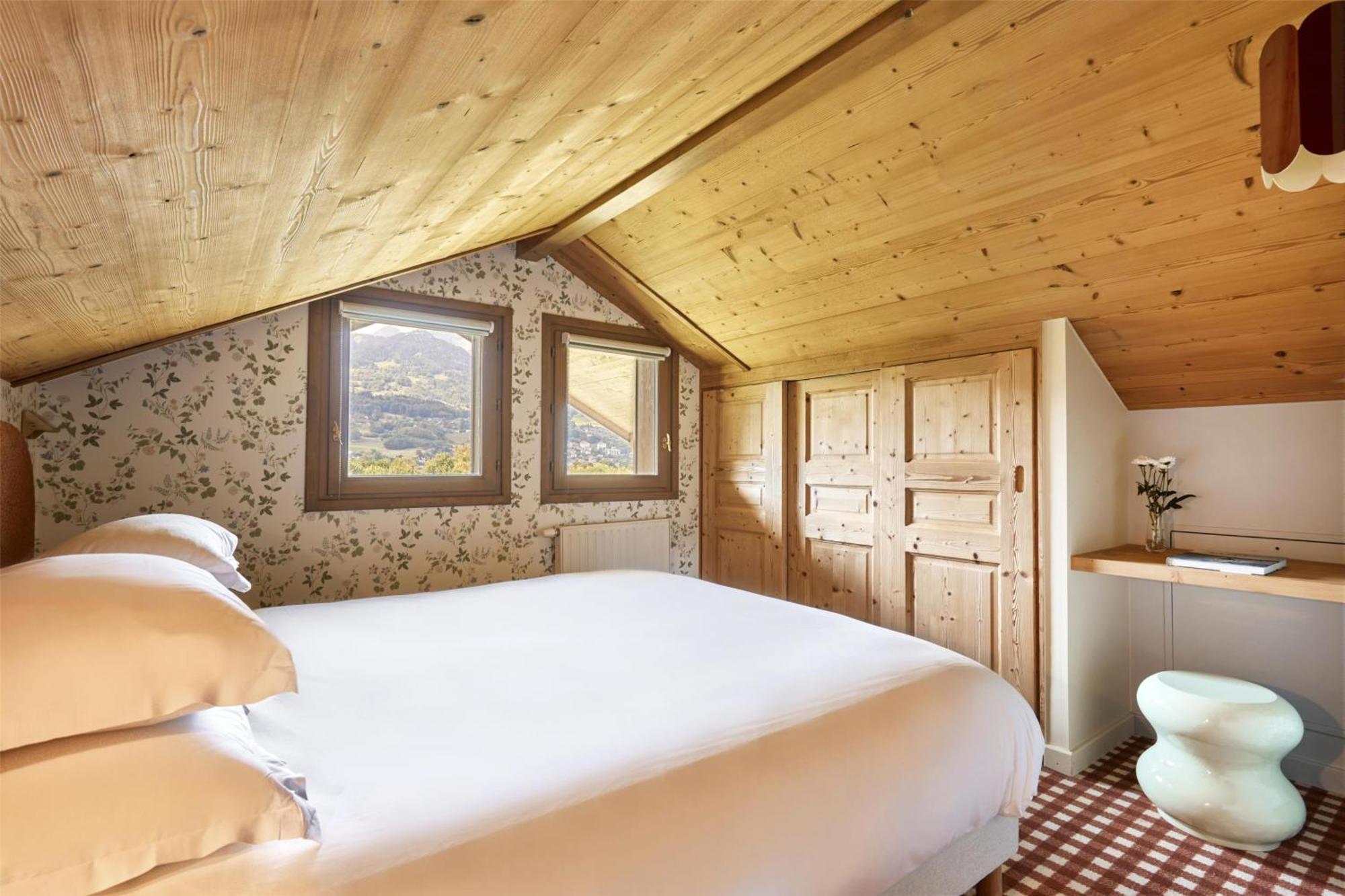 One-Bedroom Apartment Balcony Mountain View Non-Smoking