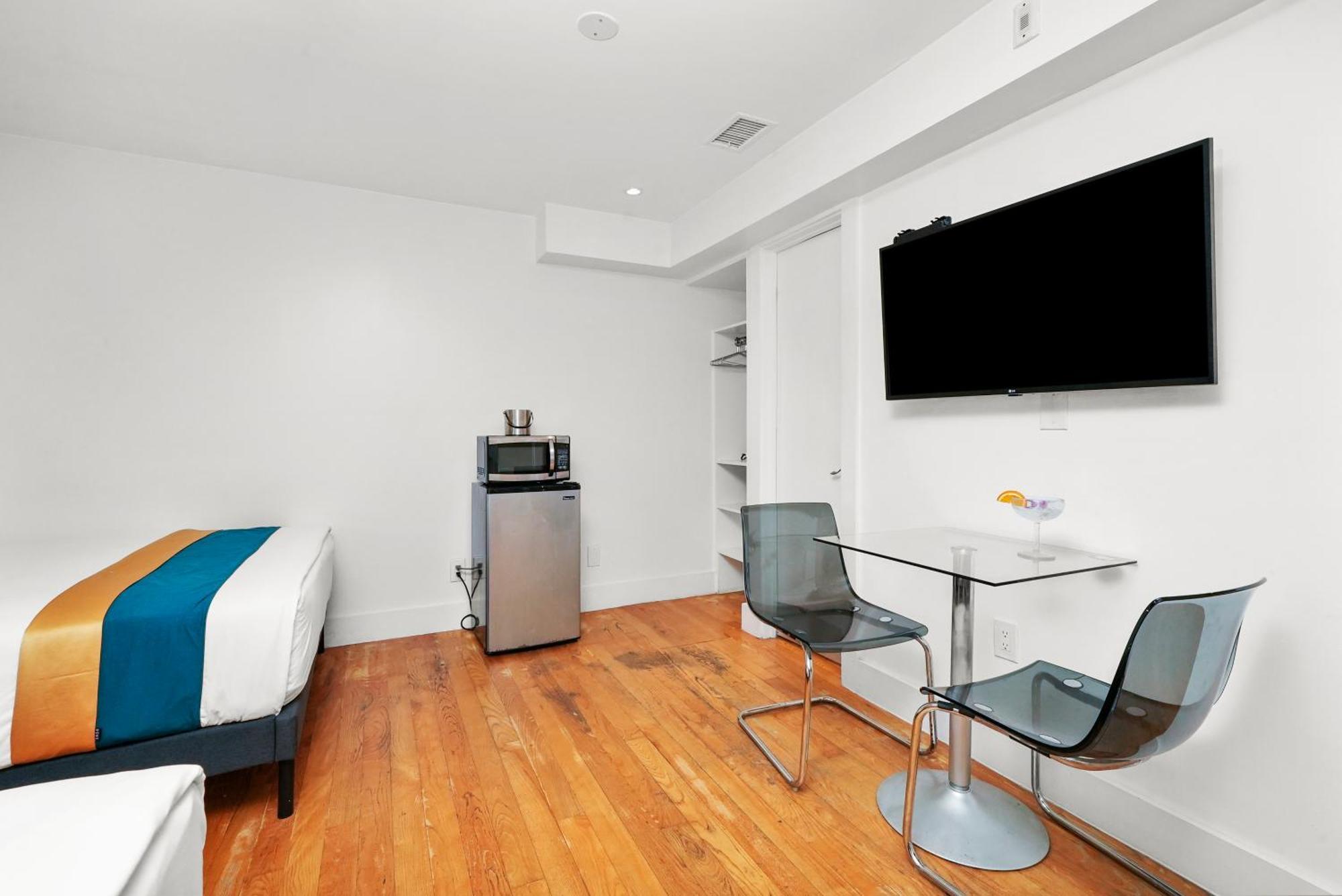 Standard Double Queen Room