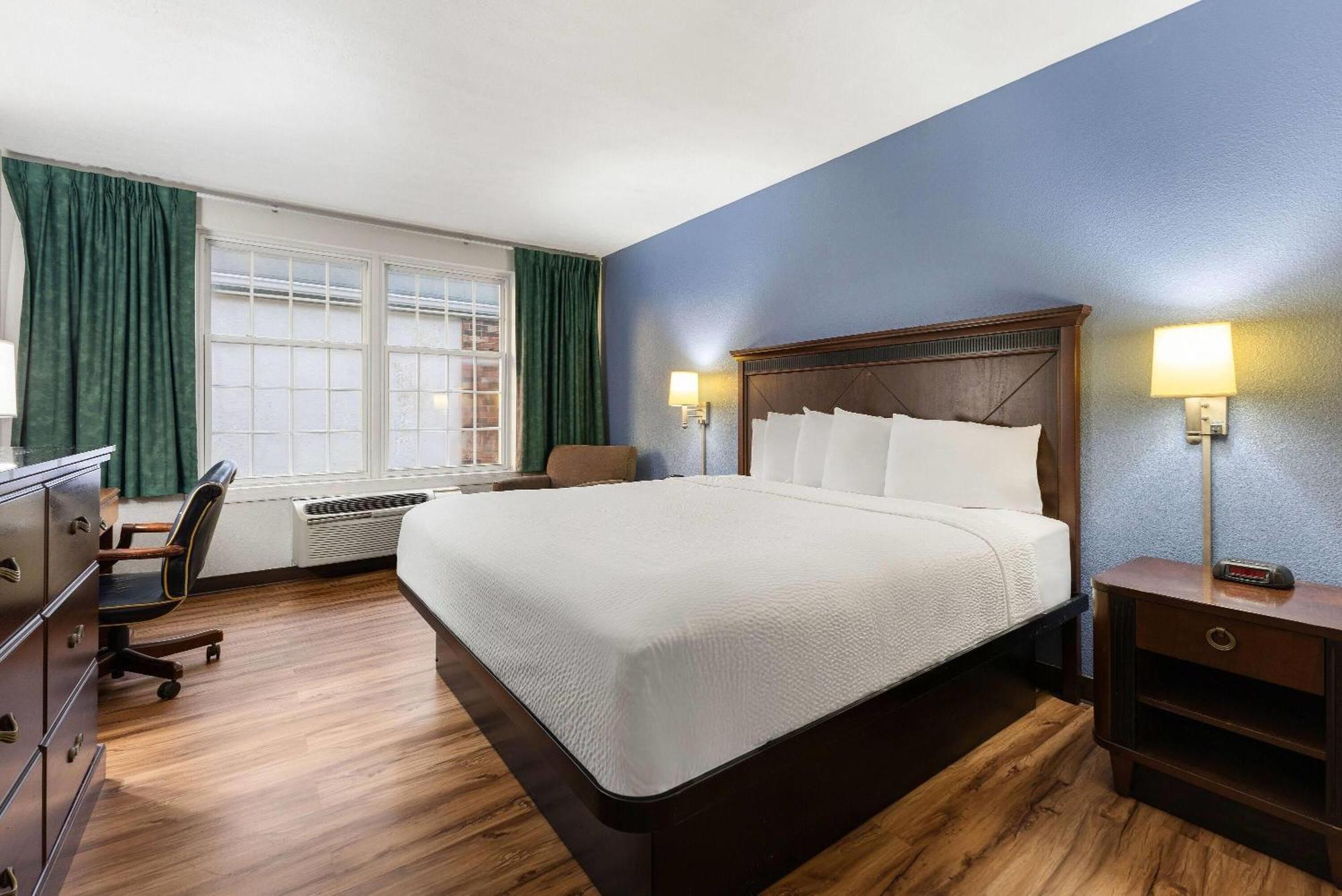 1 King Bed, One-Bedroom, Suite, Second Floor, Non-Smoking