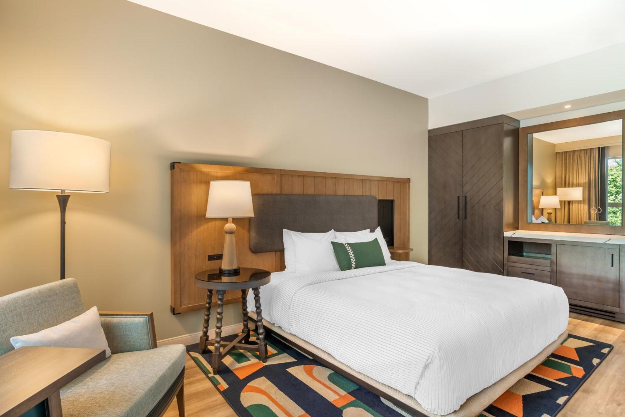 King Room with Roll-in Shower - Accessible