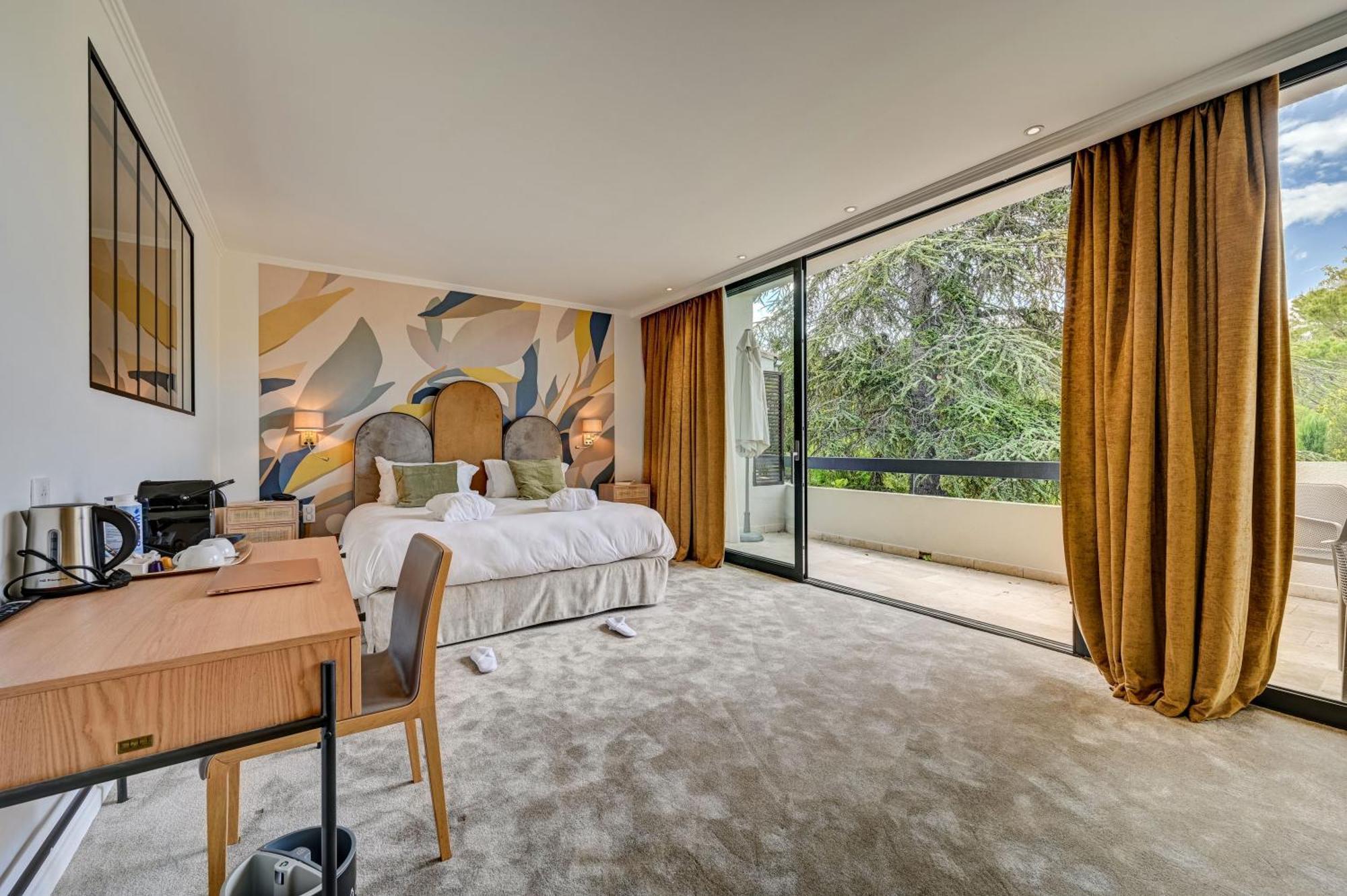Privilege Queen Room with Sofa Bed - Non-Smoking
