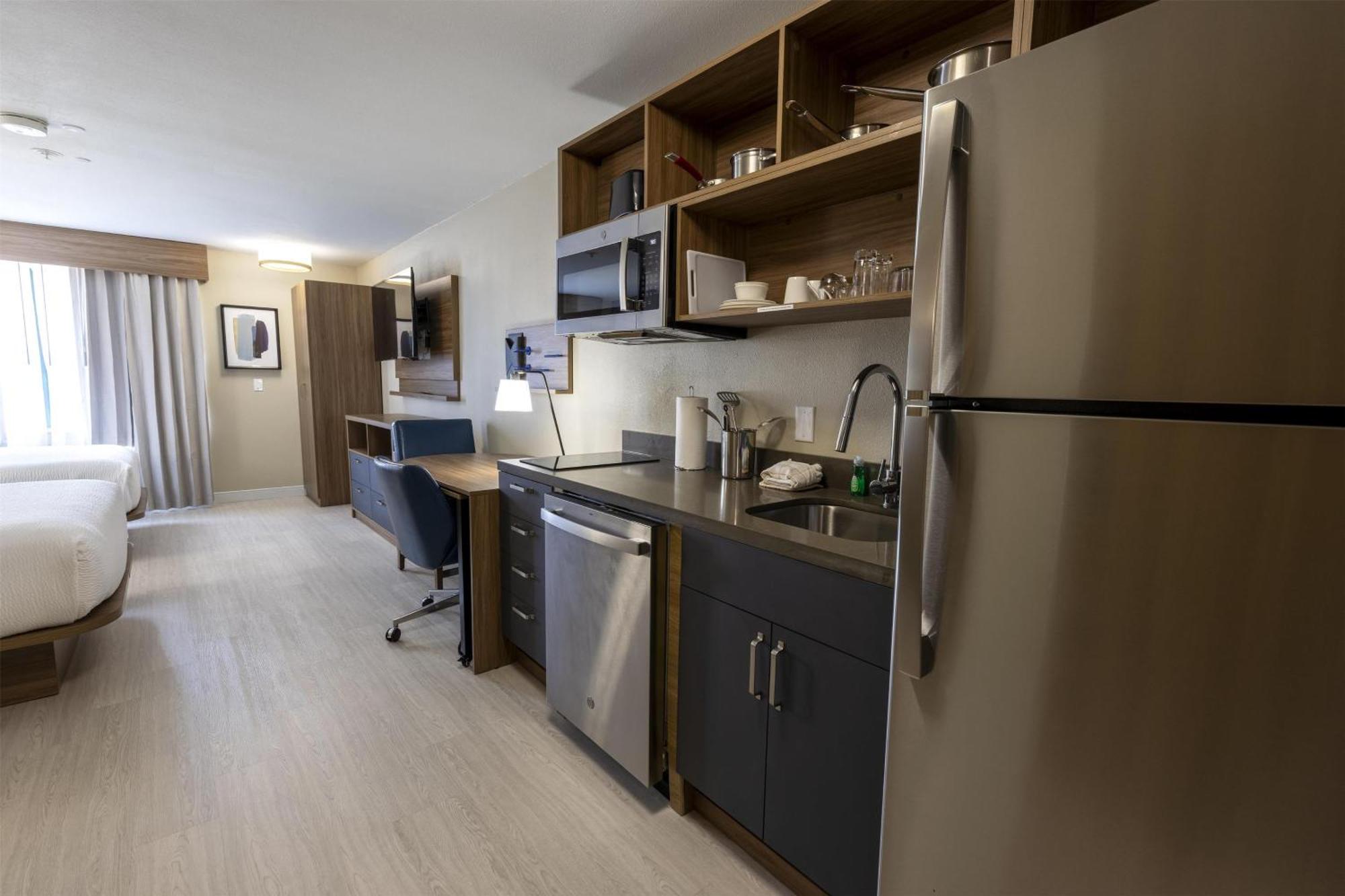 Queen Studio - Kitchenette - Disability Access