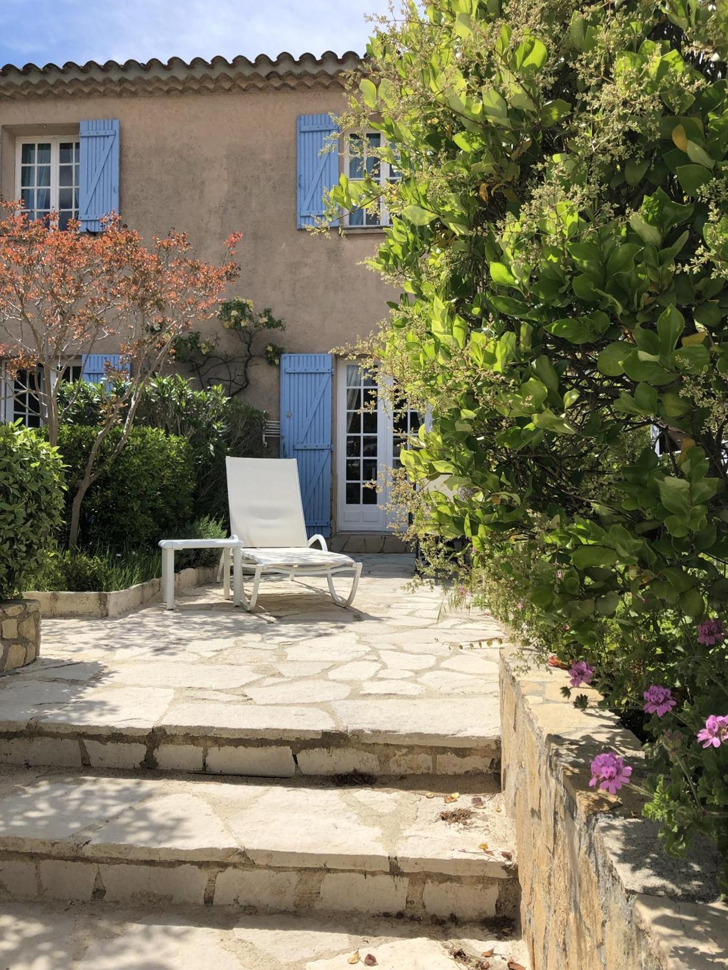Chambre Lit Queen-Size - Vue sur Piscine