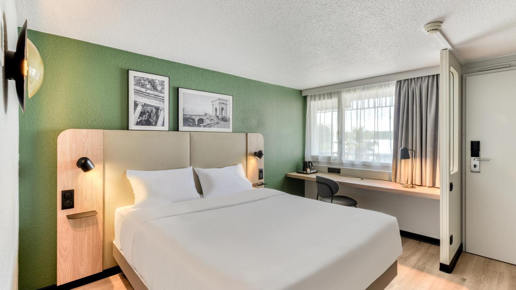 Standard Room 1 Queen Bed