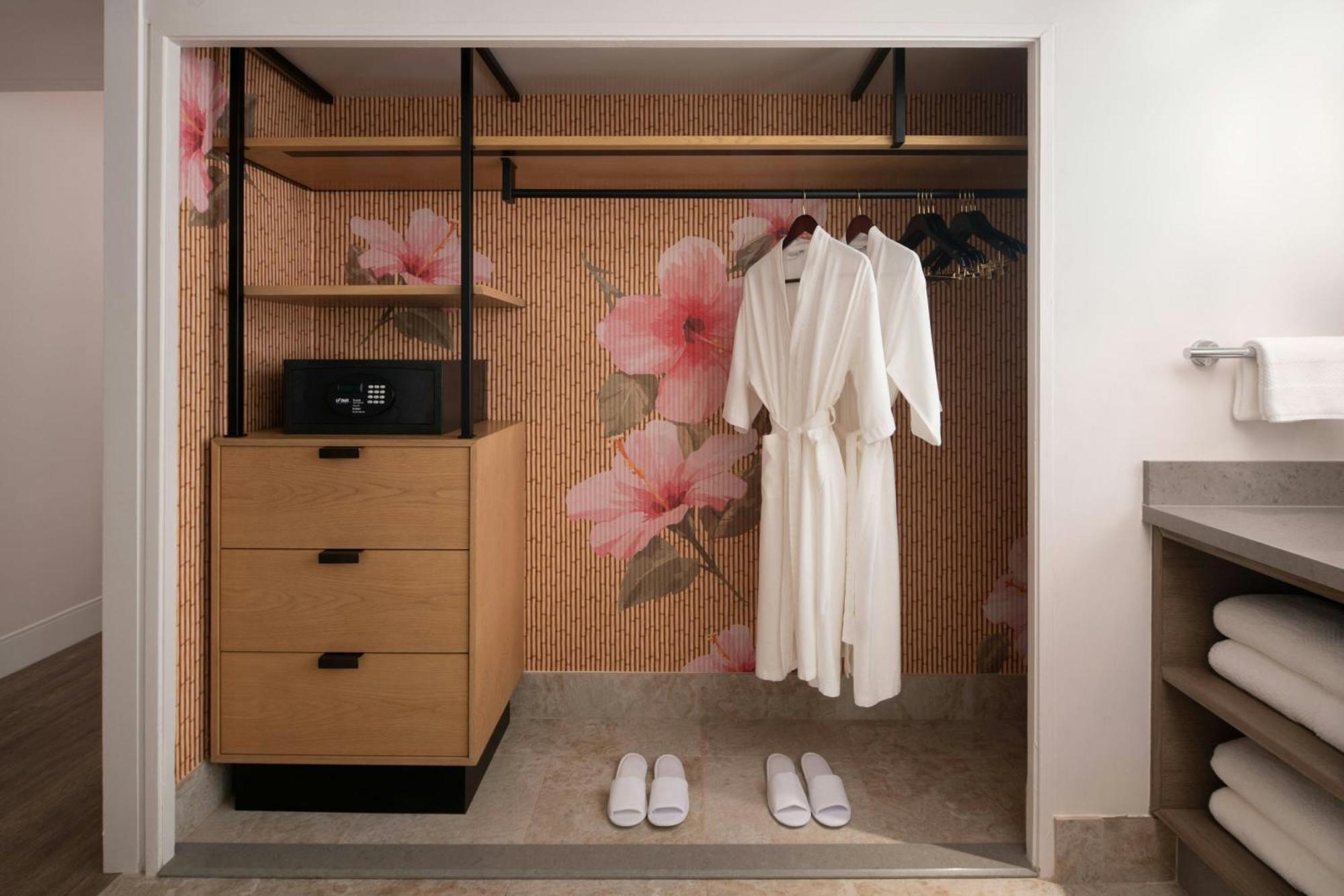 Resort mit Kingsize-Bett und Schlafsofa - seitlicher Meerblick