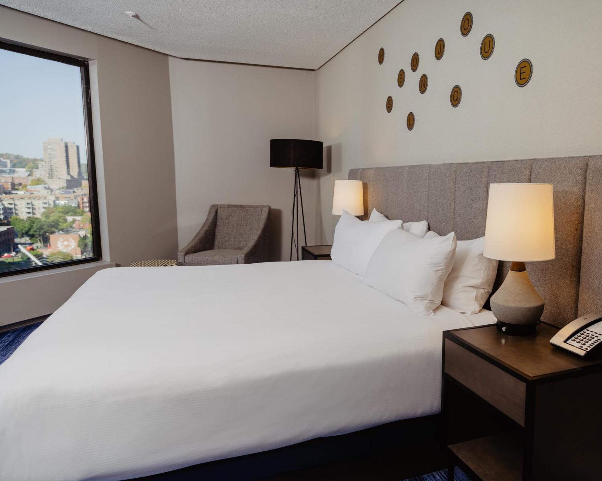 Corner King Room City View