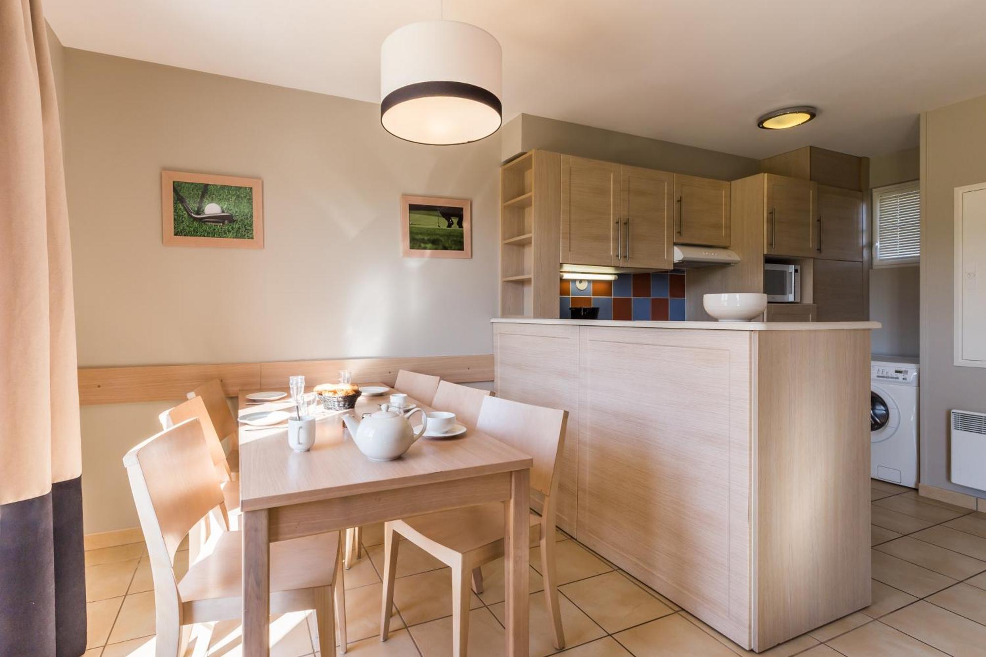 Three-Bedroom House with Fireplace and Terrace (8 People)