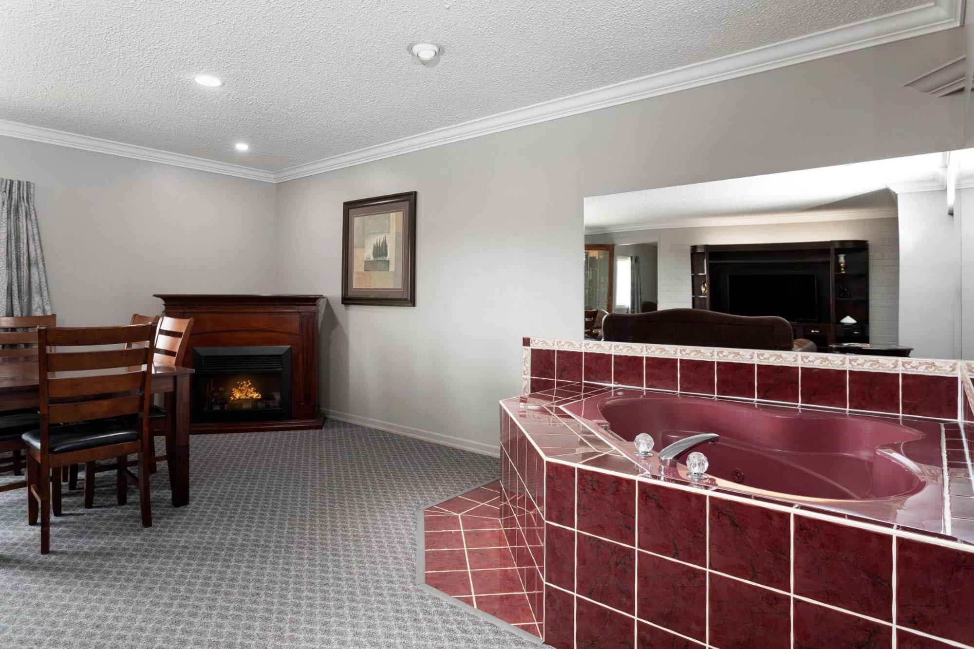 King Suite with Jetted Tub and Full Kitchen - Non-Smoking