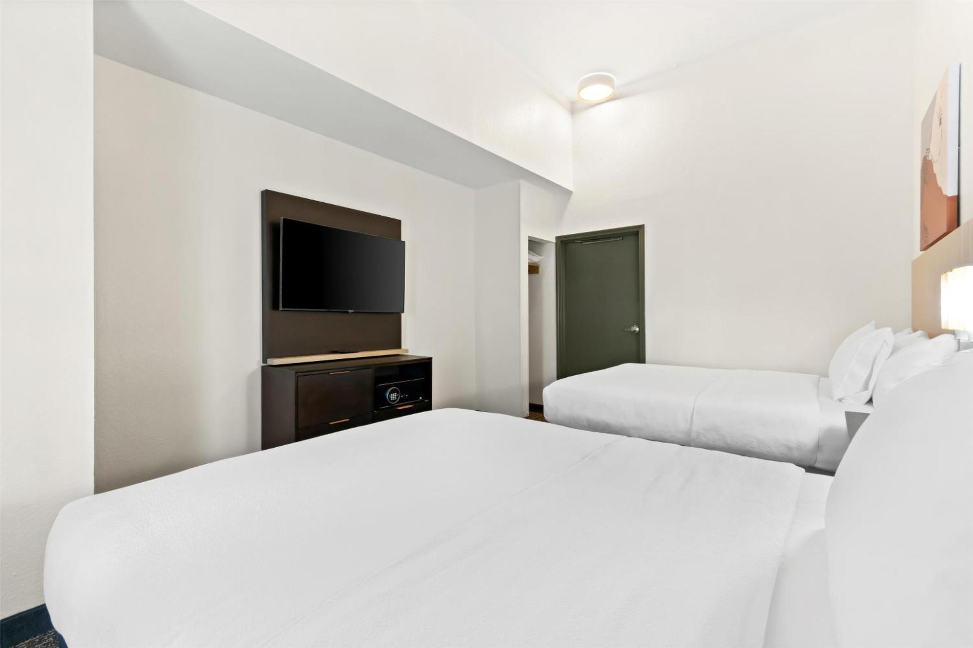 Queen Suite with Two Queen Beds