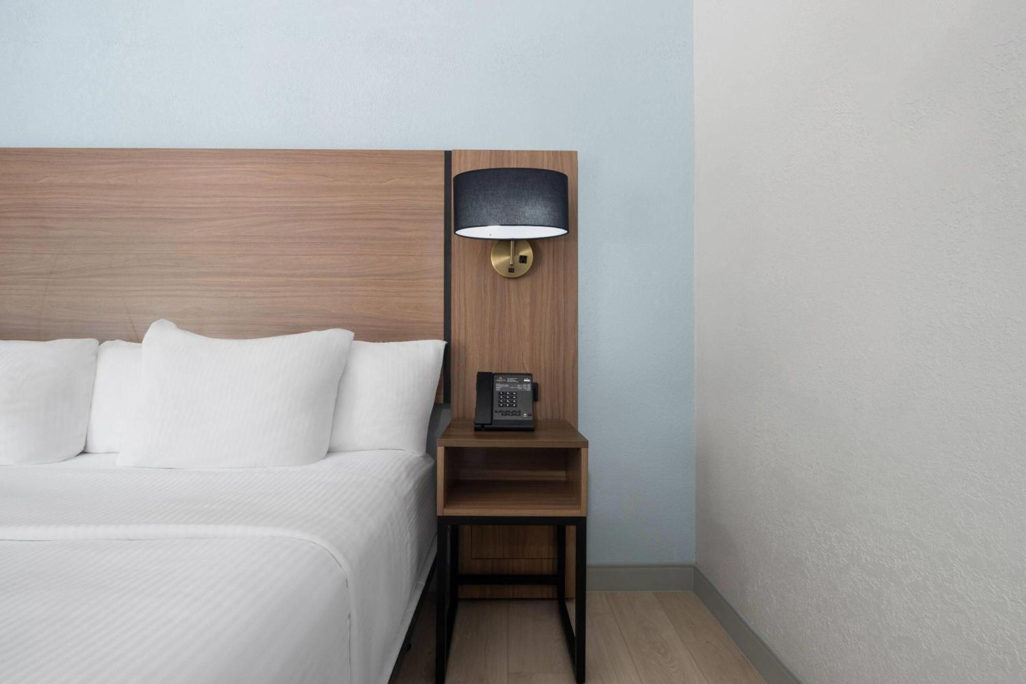 Deluxe King Room with One King Bed - Mobility Accessible/Non-Smoking