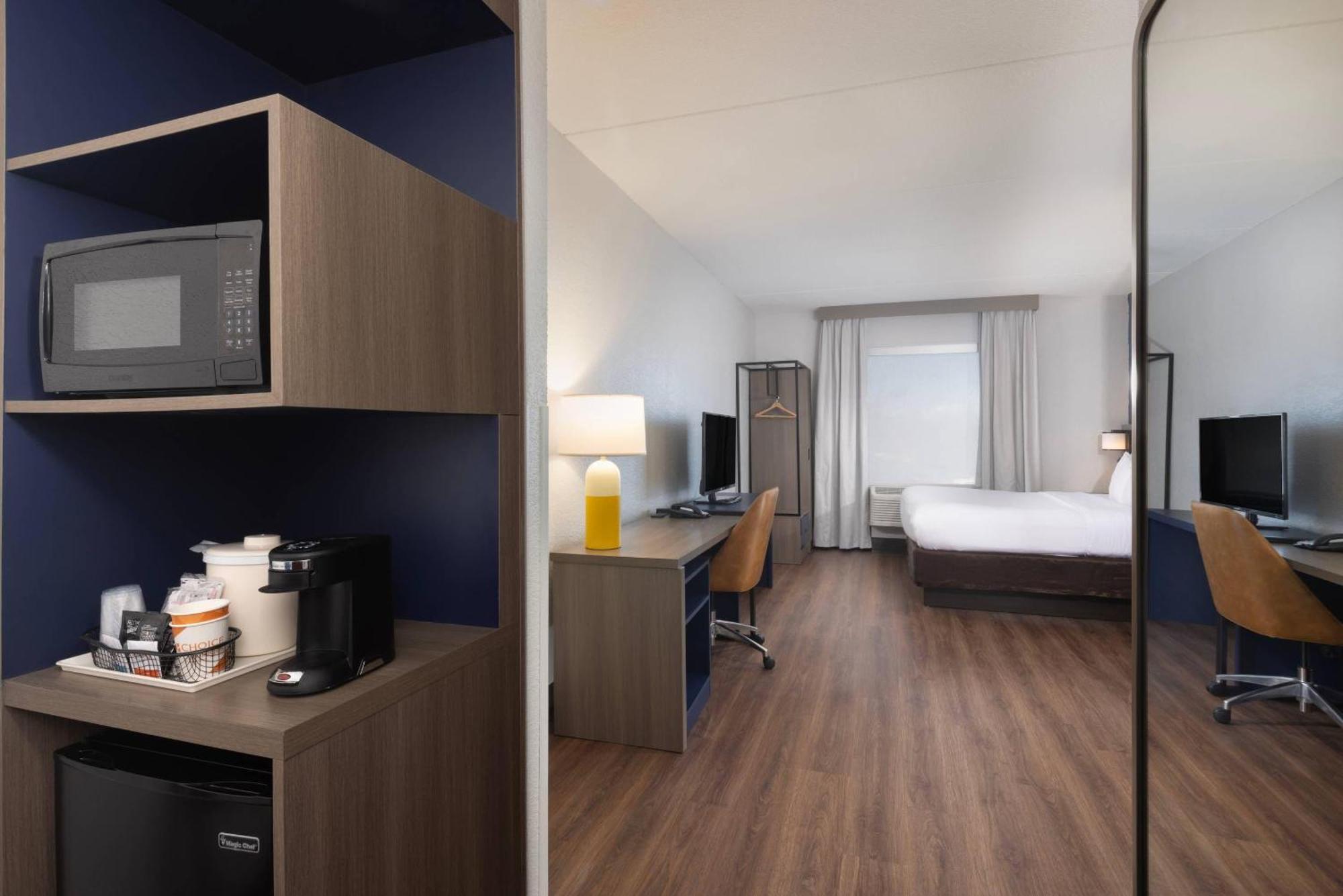 King Suite with Roll in Shower - Accessible/Non-Smoking