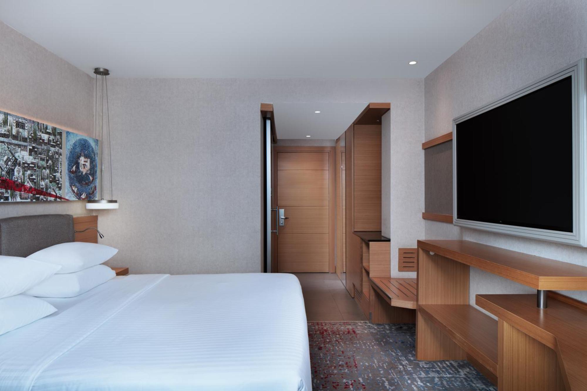 Superior Zimmer mit Kingsize-Bett und Stadtblick