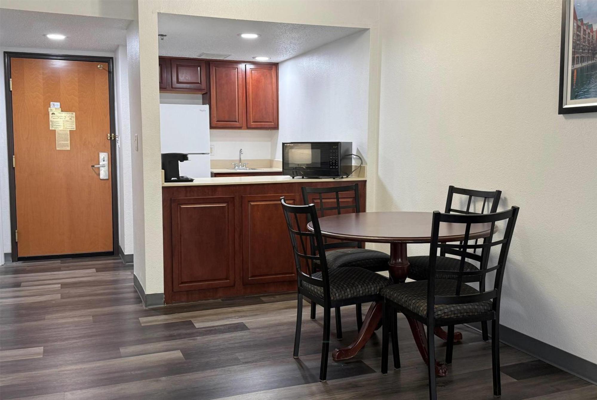 Deluxe One-Bedroom King Suite Non Smoking