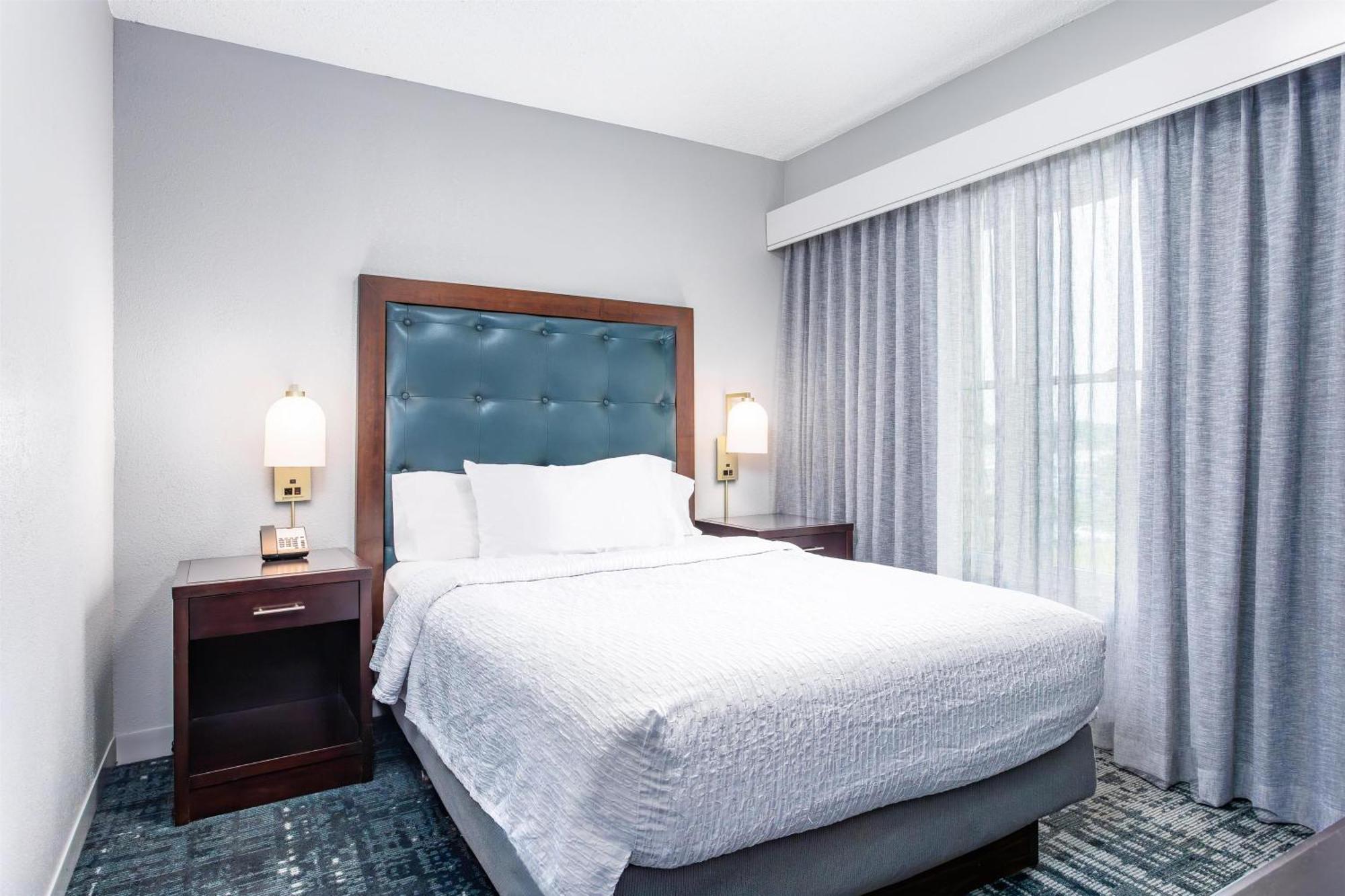 One-Bedroom Queen Suite Non-Smoking